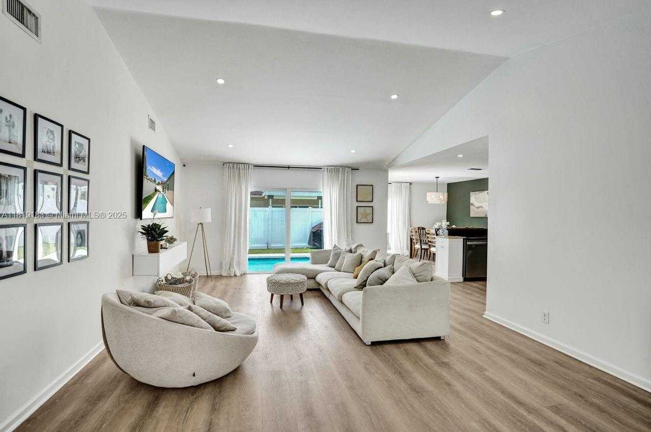 Small Image of 18998 CLOUD LAKE CIR, Boca Raton Number 2