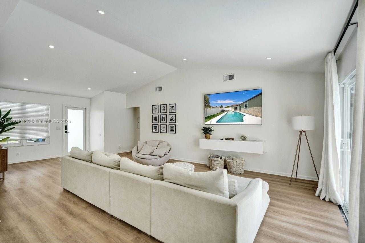 Small Image of 18998 CLOUD LAKE CIR, Boca Raton Number 4