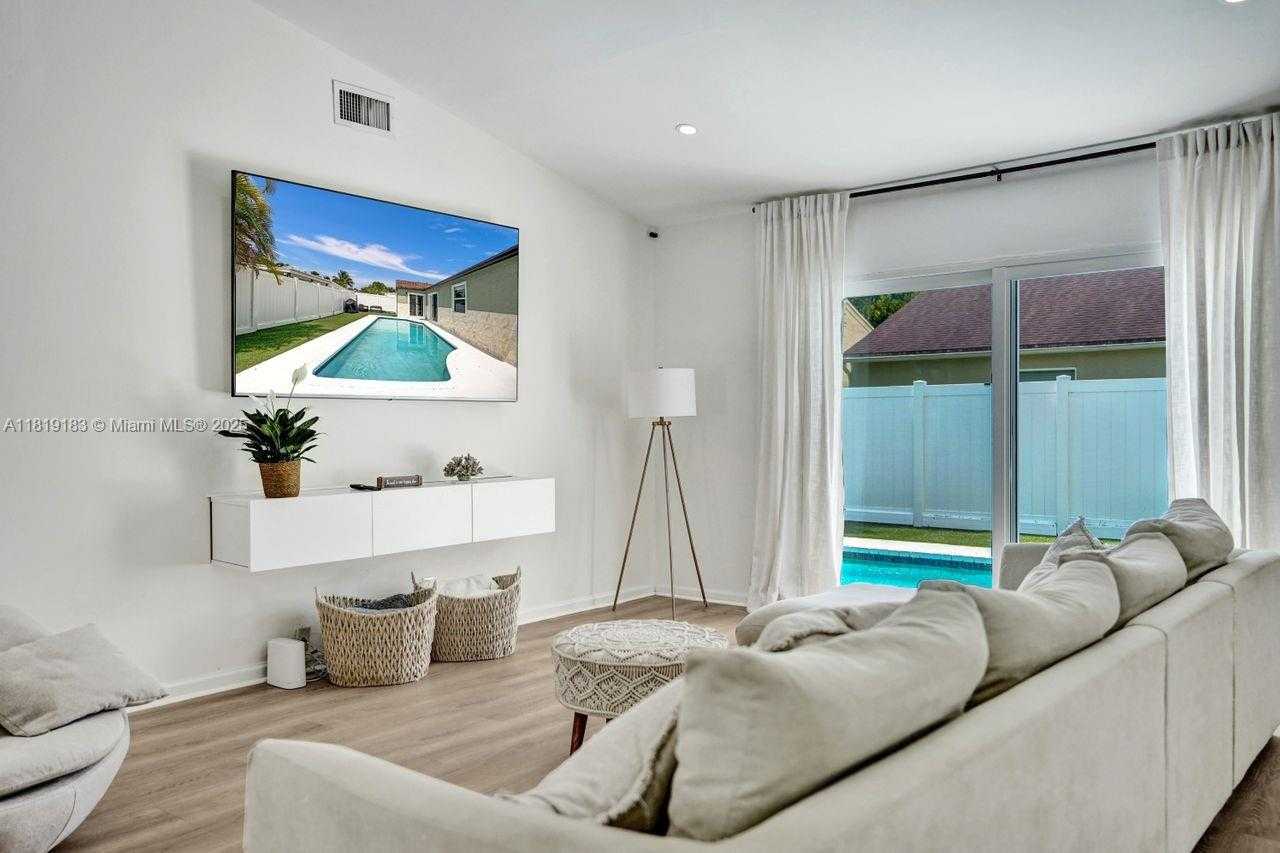 Small Image of 18998 CLOUD LAKE CIR, Boca Raton Number 6