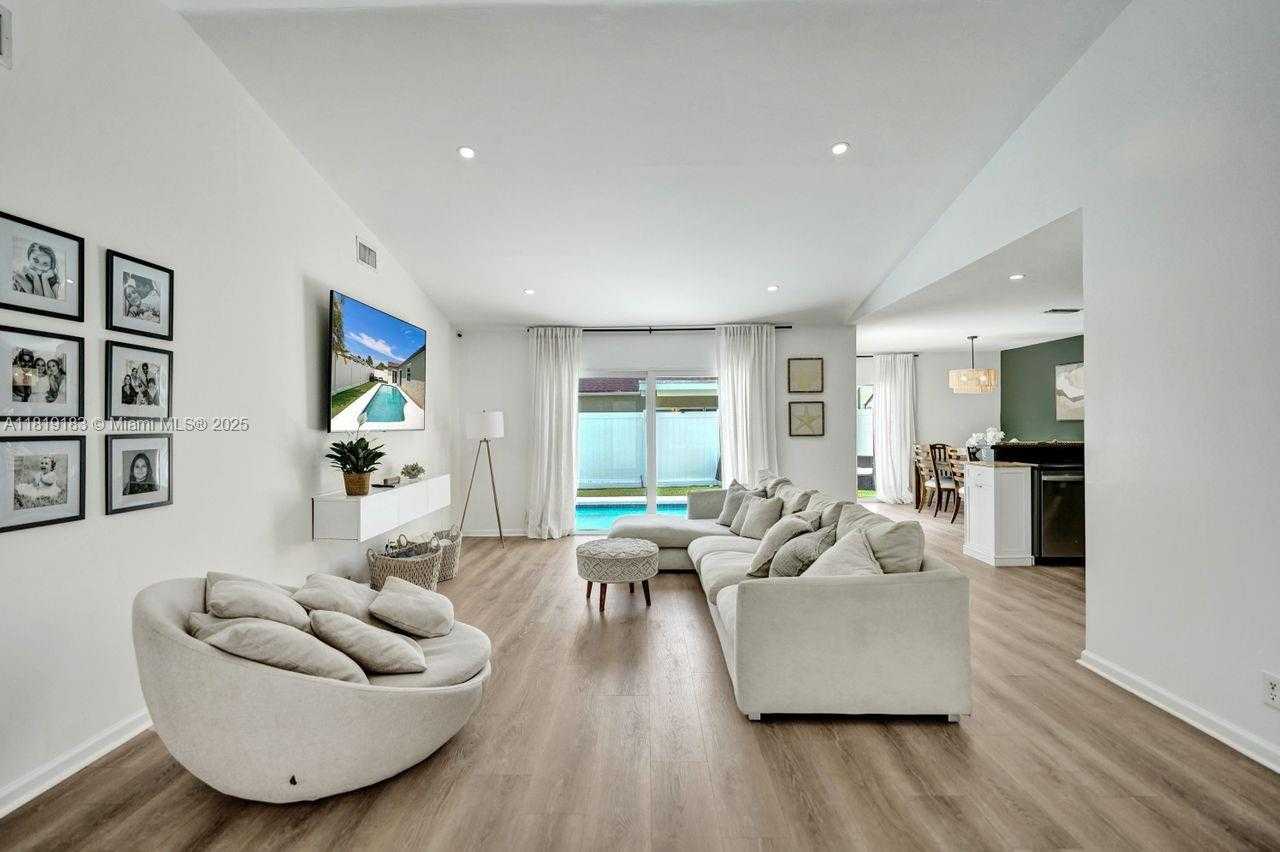 Small Image of 18998 CLOUD LAKE CIR, Boca Raton Number 9