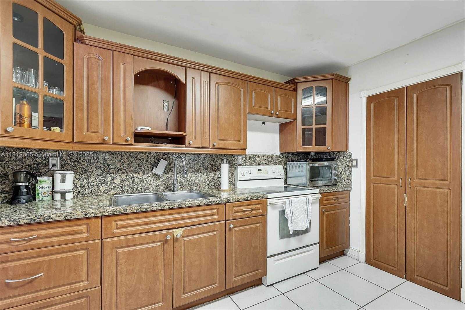 Small Image of 1150 WEST 69TH PL, Hialeah Number 11