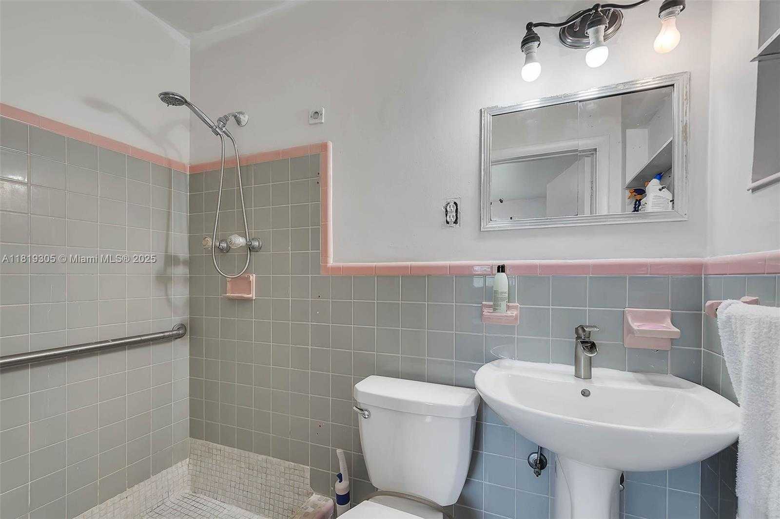 Small Image of 1150 WEST 69TH PL, Hialeah Number 15
