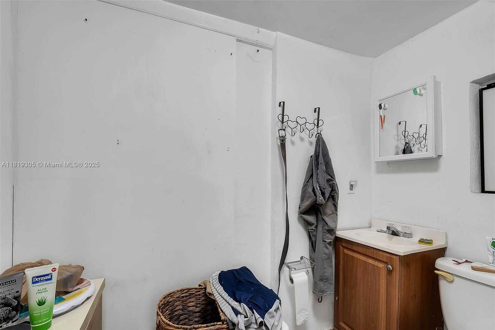 Small Image of 1150 WEST 69TH PL, Hialeah Number 30