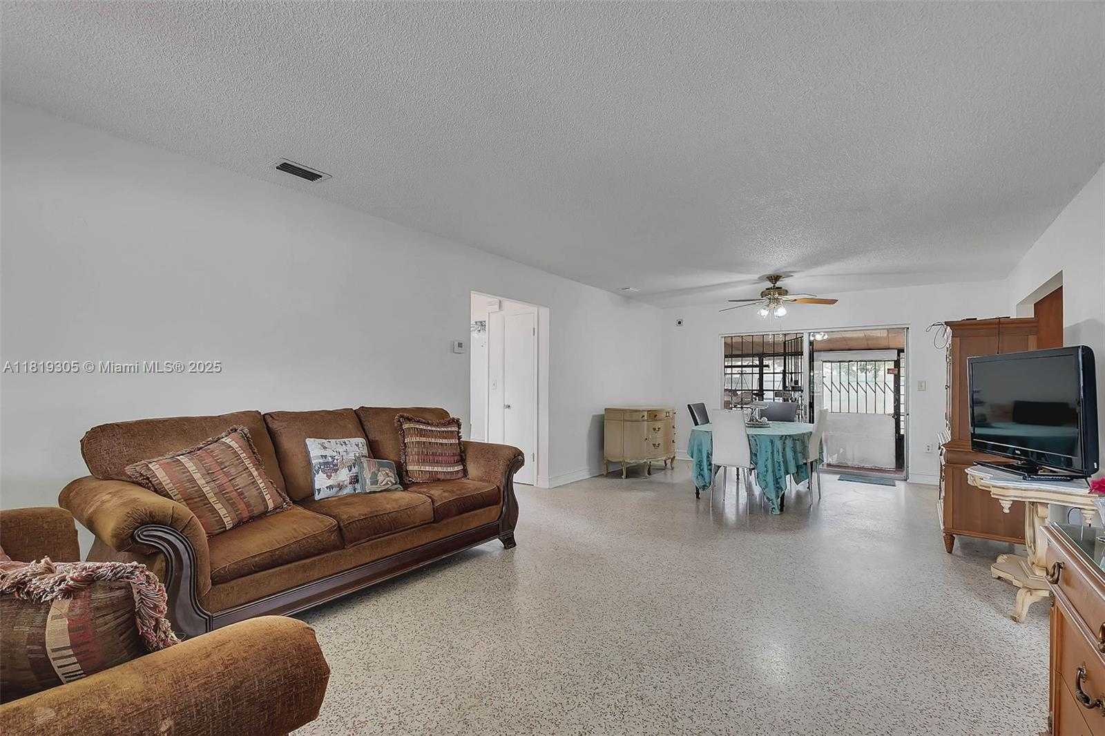 Small Image of 1150 WEST 69TH PL, Hialeah Number 7