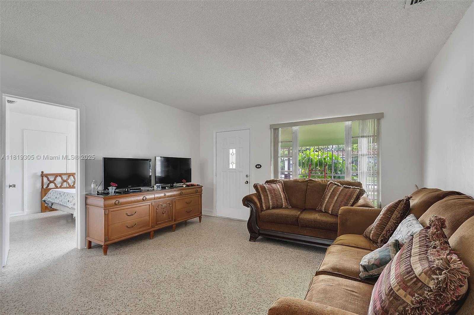 Small Image of 1150 WEST 69TH PL, Hialeah Number 8