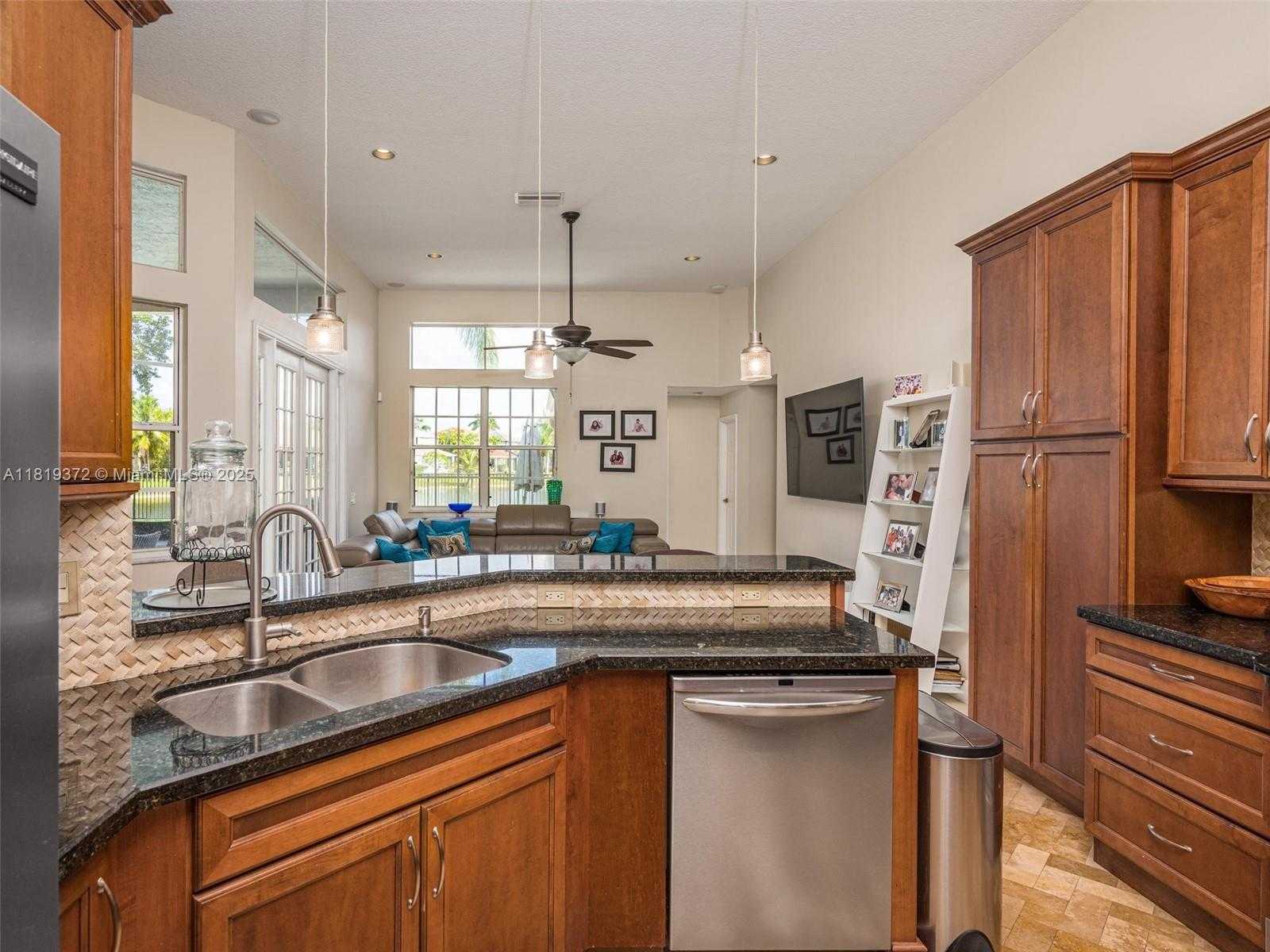 Small Image of 643 LAKE BLVD, Weston Number 12
