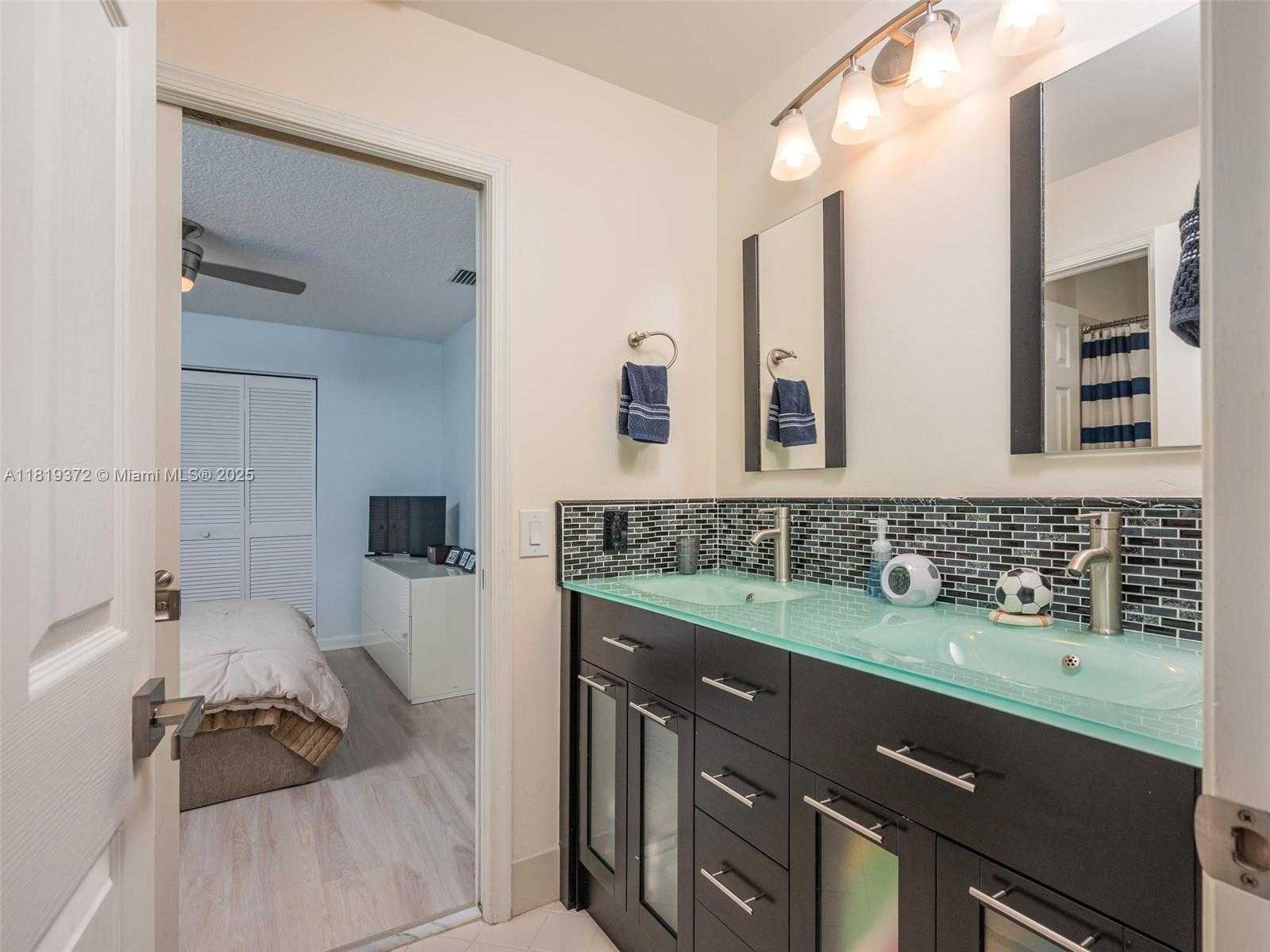Small Image of 643 LAKE BLVD, Weston Number 21
