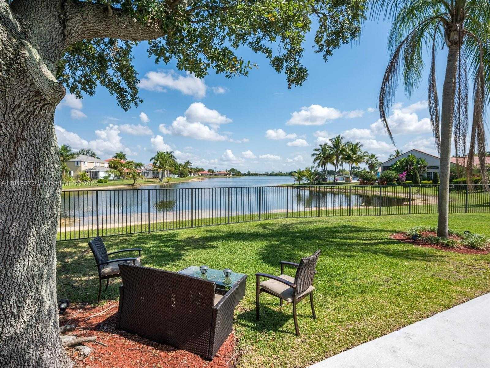 Small Image of 643 LAKE BLVD, Weston Number 5