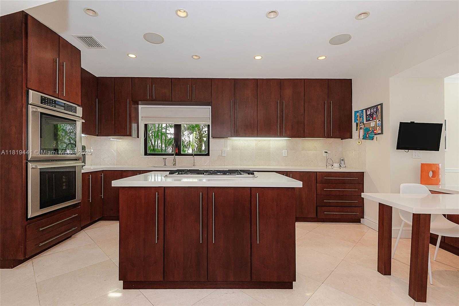 Small Image of 6535 ALLISON RD, Miami Beach Number 10