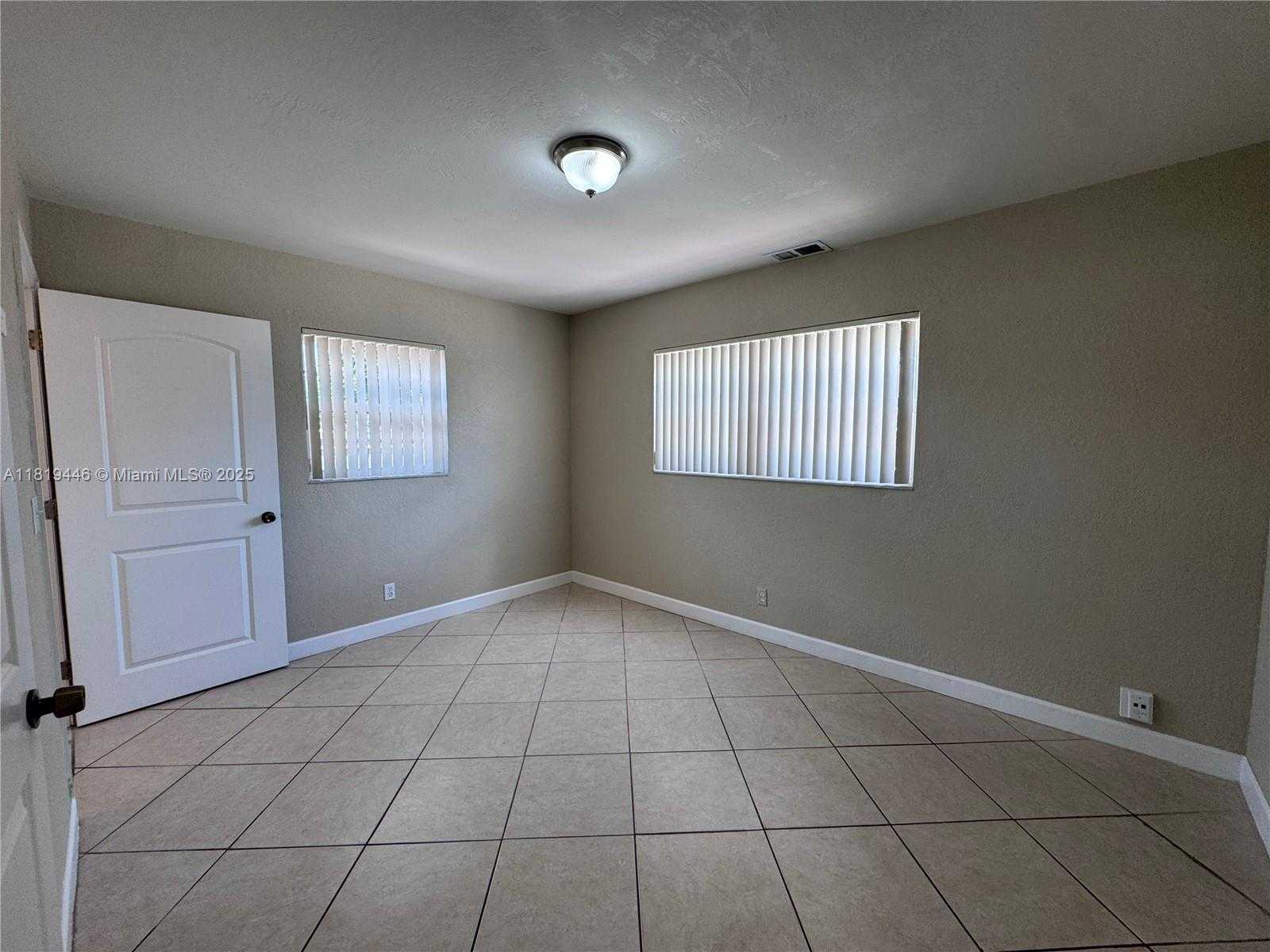 Small Image of 7491 FILLMORE ST, Hollywood Number 13