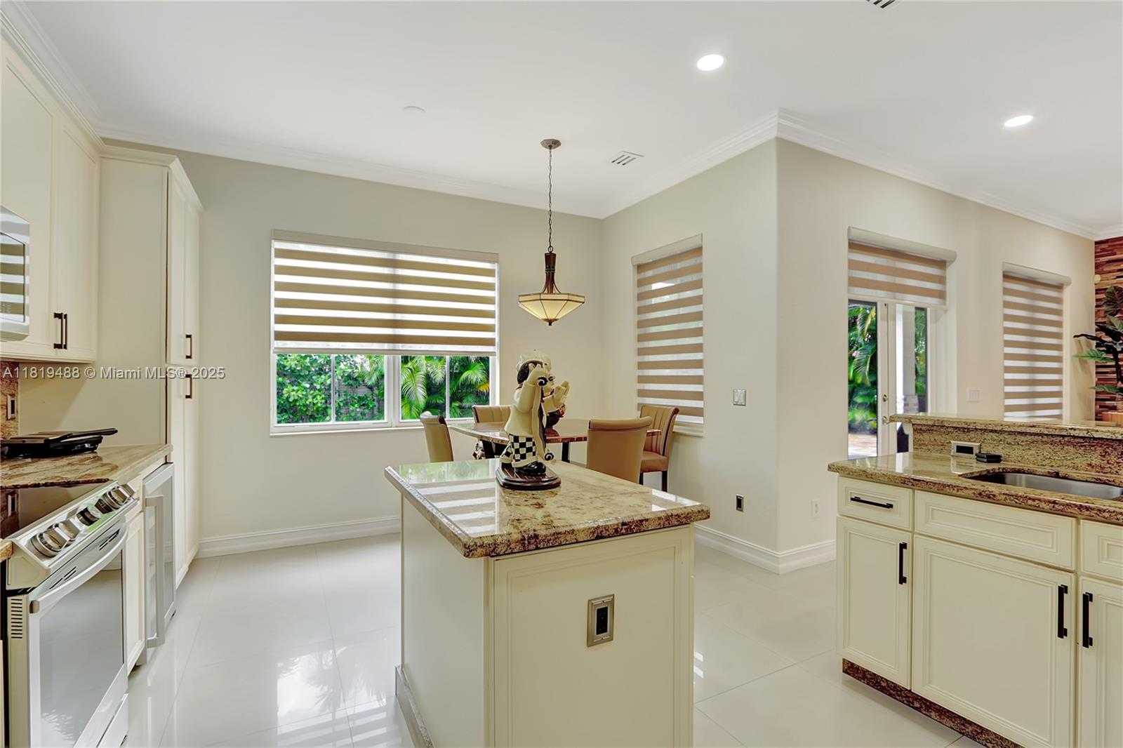 Small Image of 8902 NORTH WEST 178TH LN, Hialeah Number 12