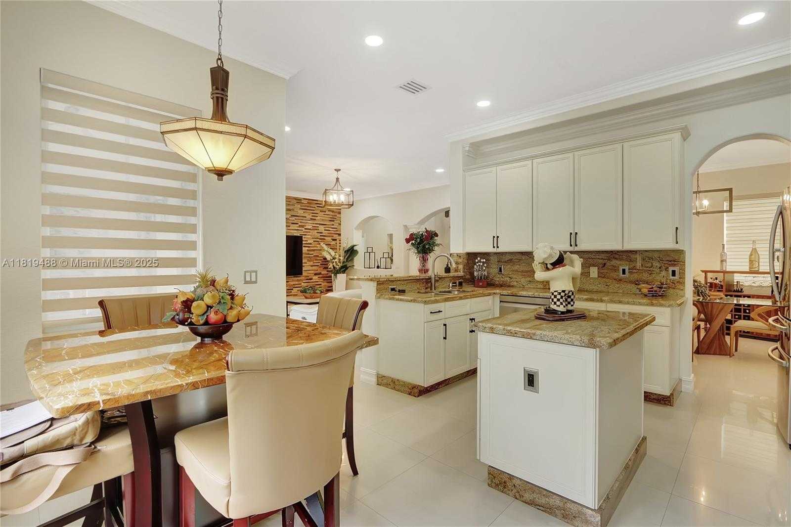 Small Image of 8902 NORTH WEST 178TH LN, Hialeah Number 14
