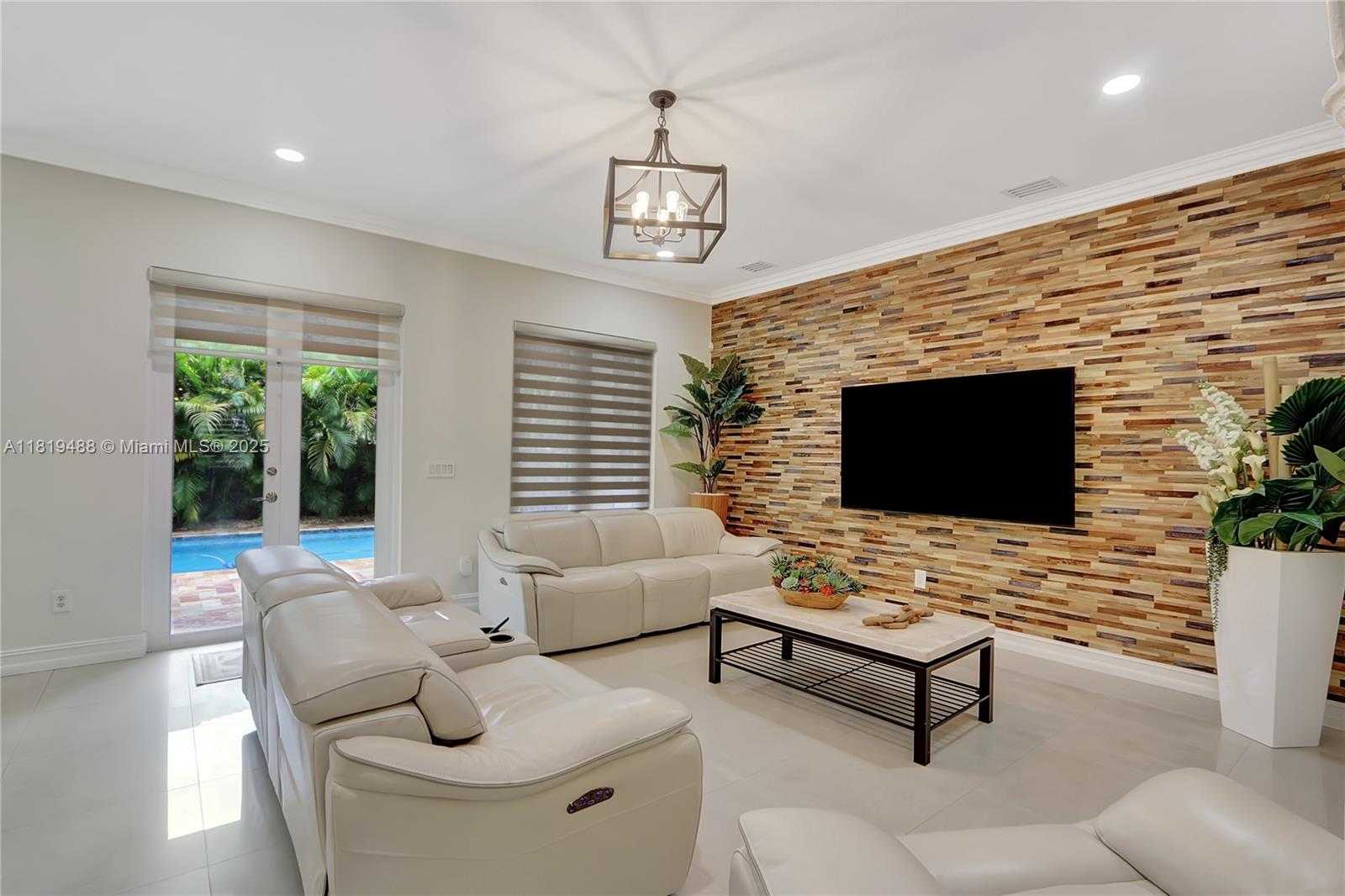 Small Image of 8902 NORTH WEST 178TH LN, Hialeah Number 17