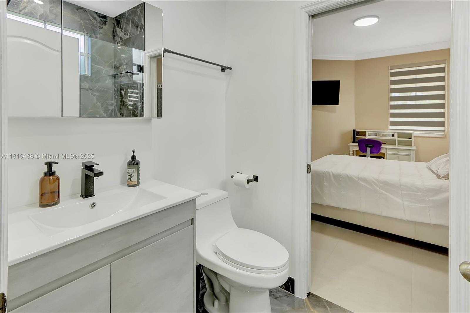 Small Image of 8902 NORTH WEST 178TH LN, Hialeah Number 40