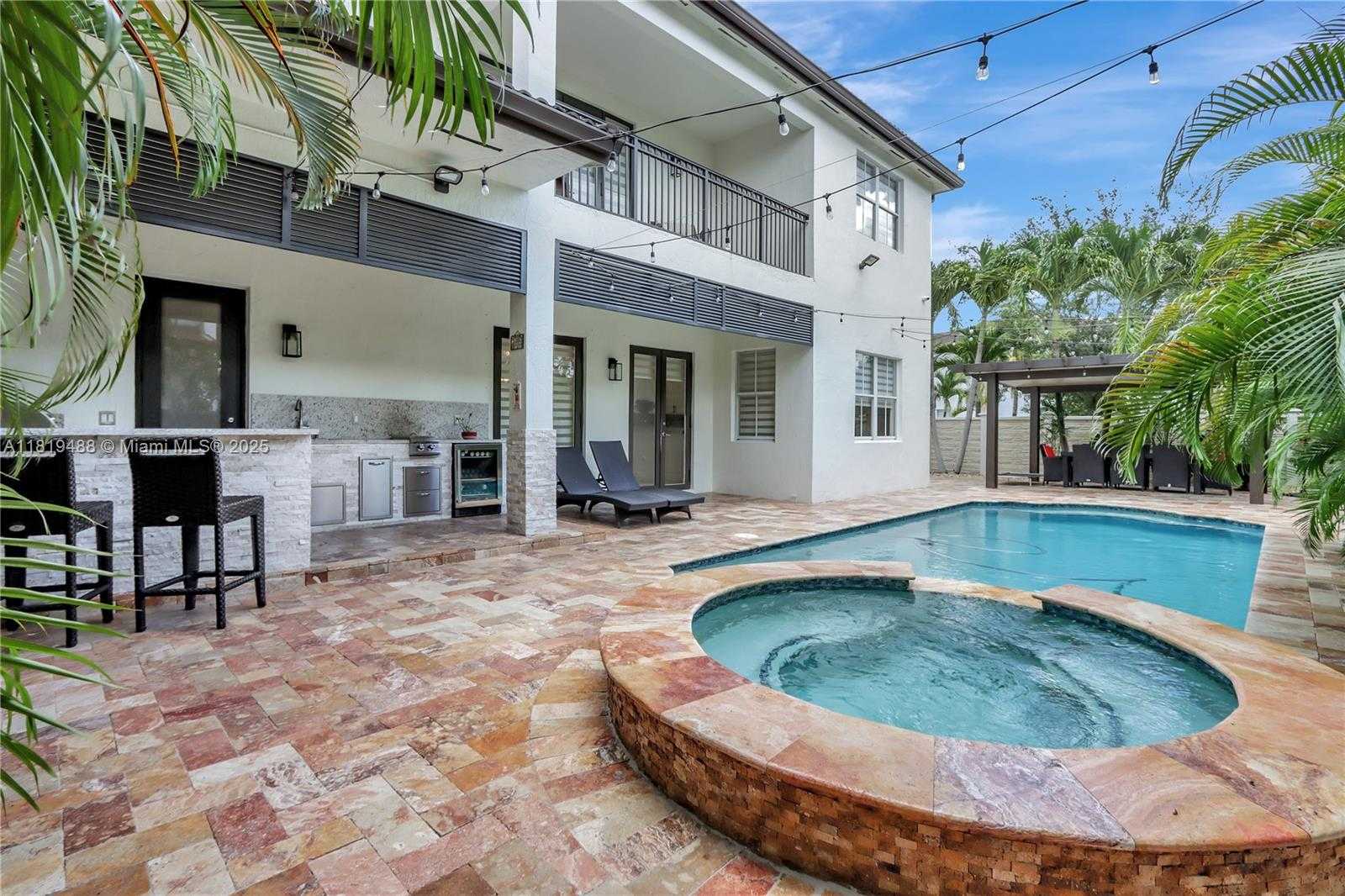 Small Image of 8902 NORTH WEST 178TH LN, Hialeah Number 5