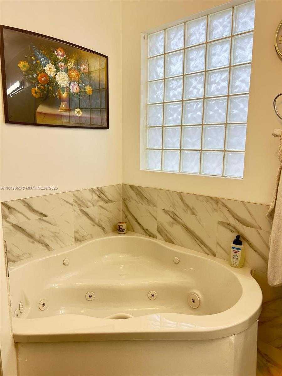 Small Image of 1120 PAPAYA ST, Hollywood Number 11