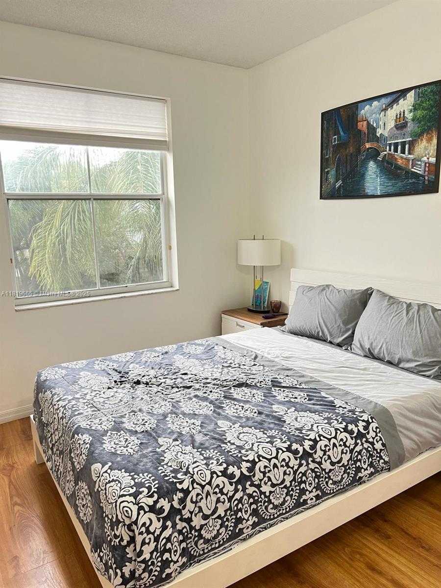 Small Image of 1120 PAPAYA ST, Hollywood Number 12