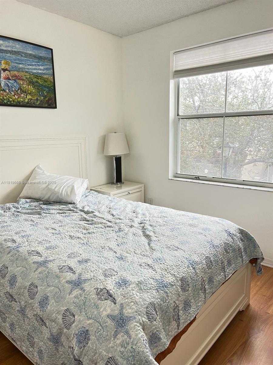 Small Image of 1120 PAPAYA ST, Hollywood Number 13