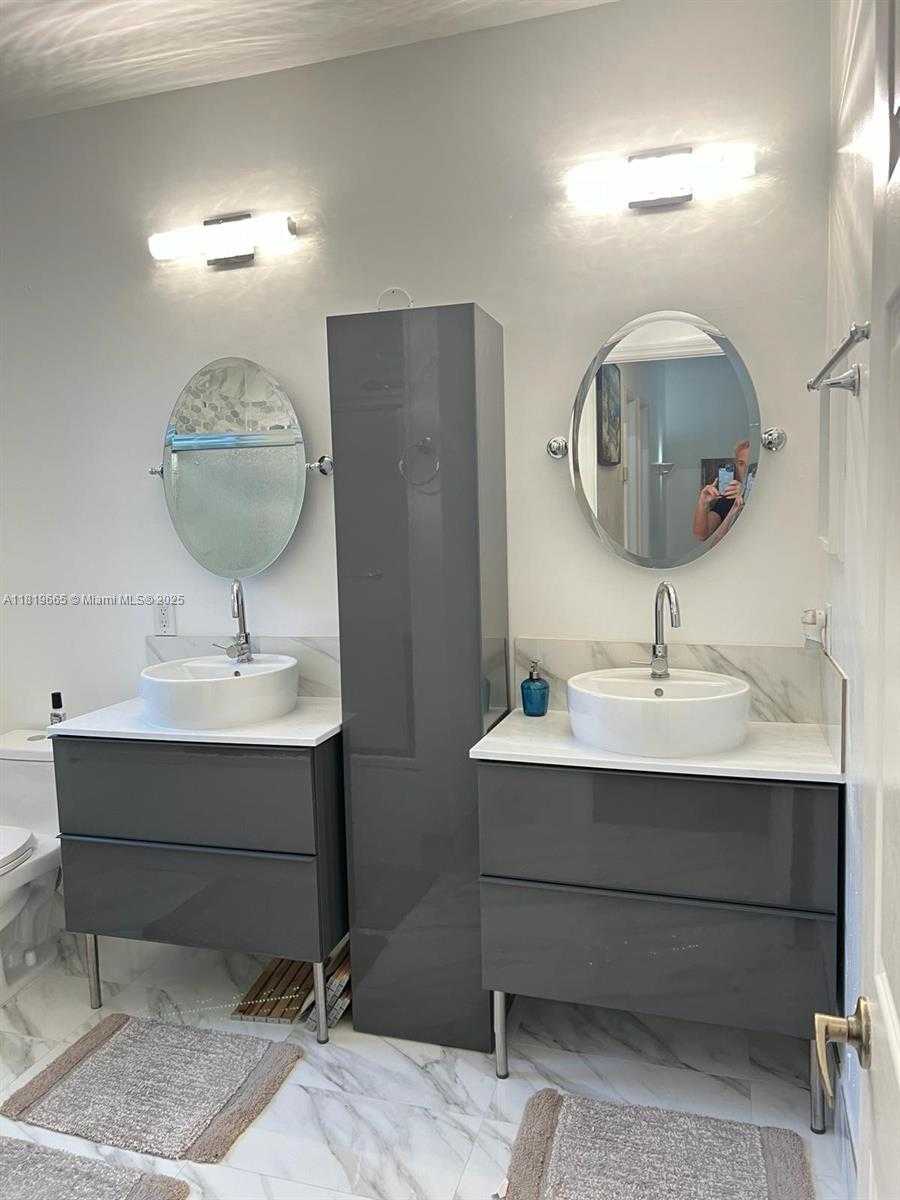 Small Image of 1120 PAPAYA ST, Hollywood Number 16