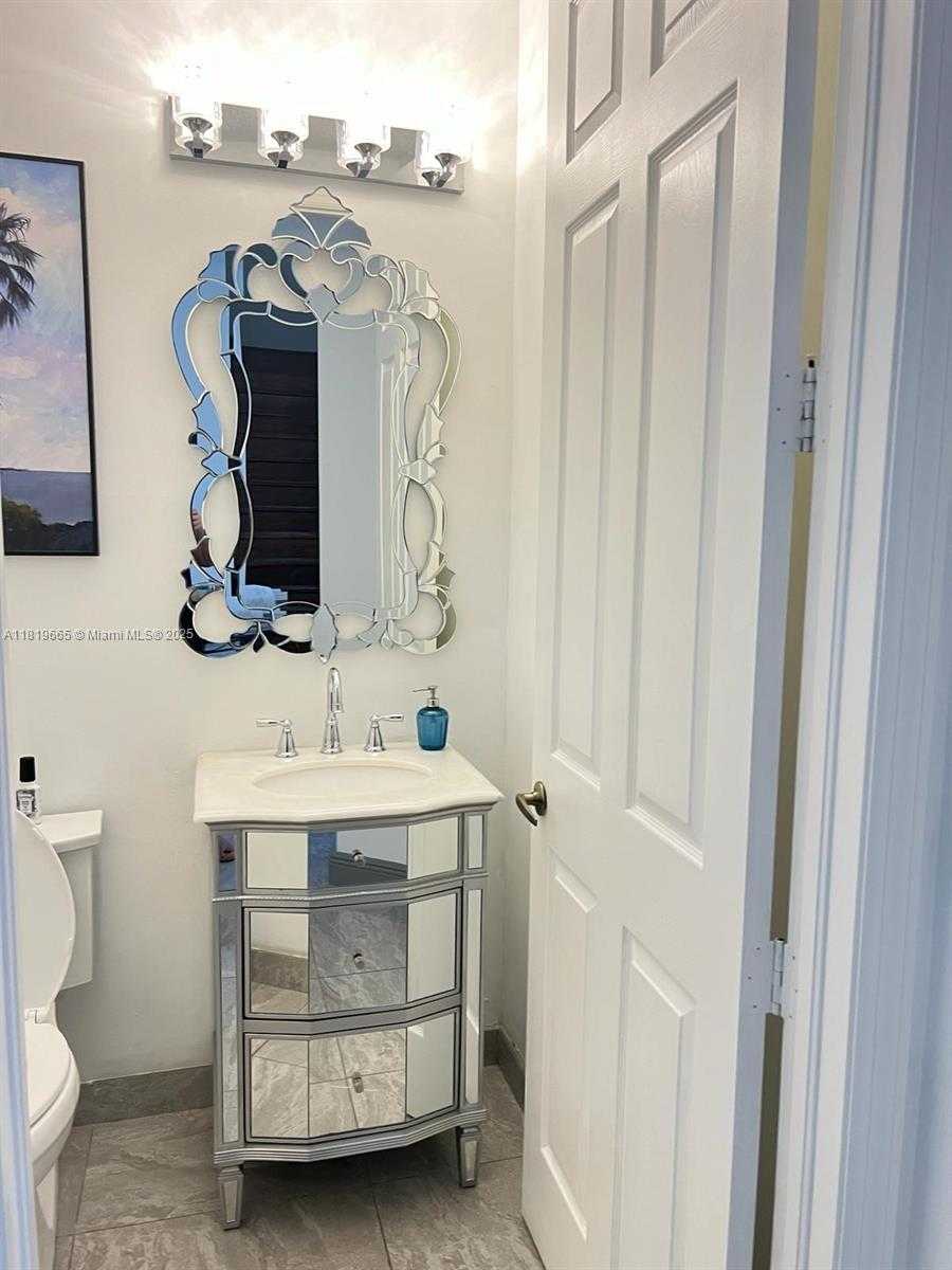 Small Image of 1120 PAPAYA ST, Hollywood Number 17