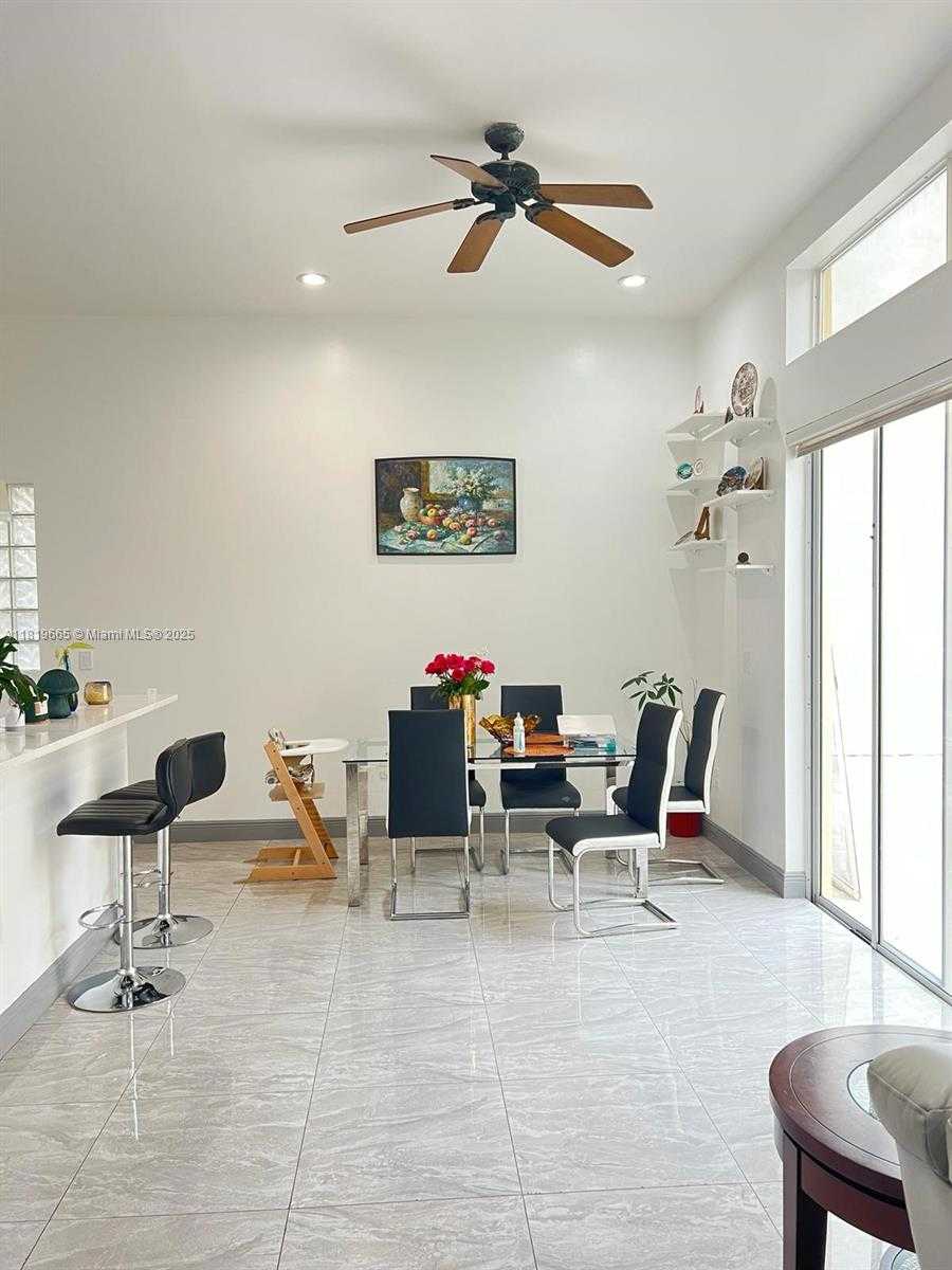 Small Image of 1120 PAPAYA ST, Hollywood Number 2