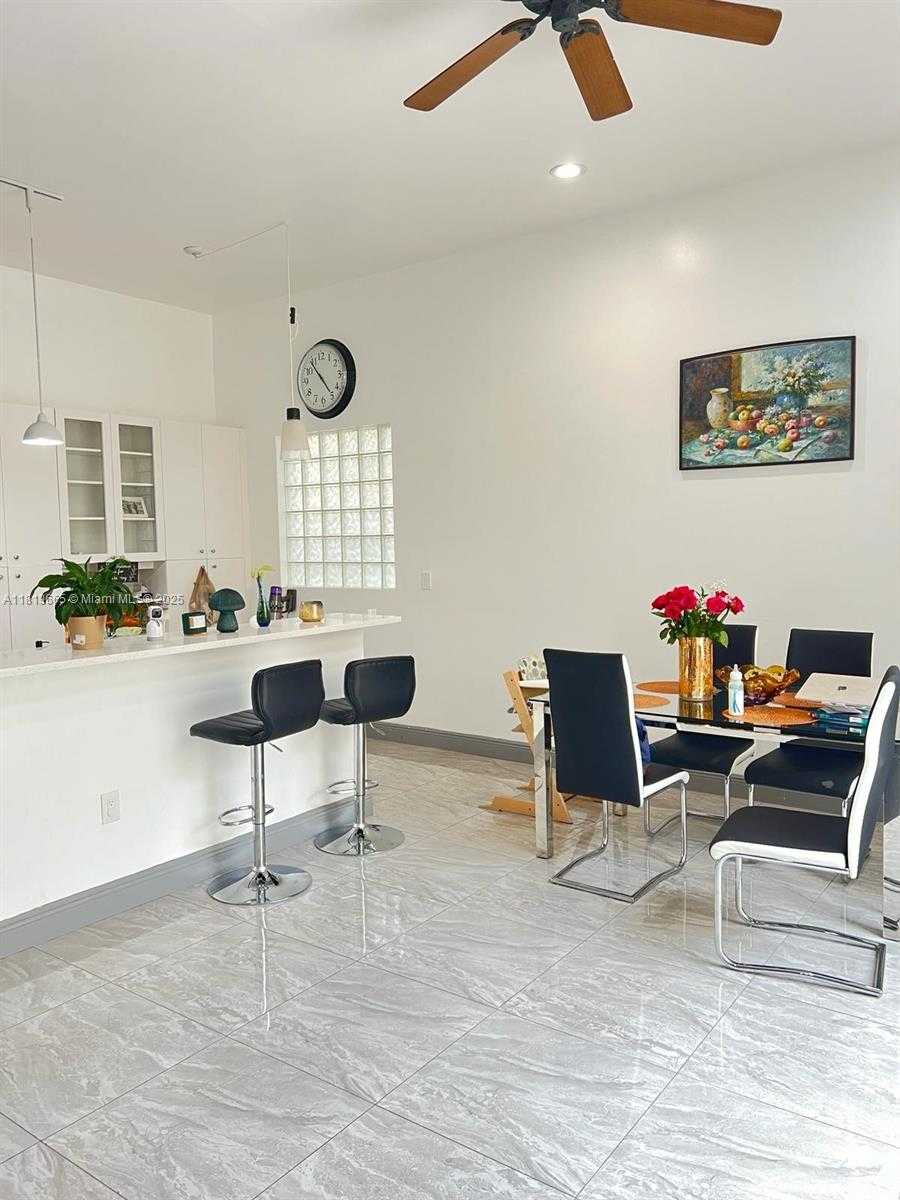 Small Image of 1120 PAPAYA ST, Hollywood Number 3