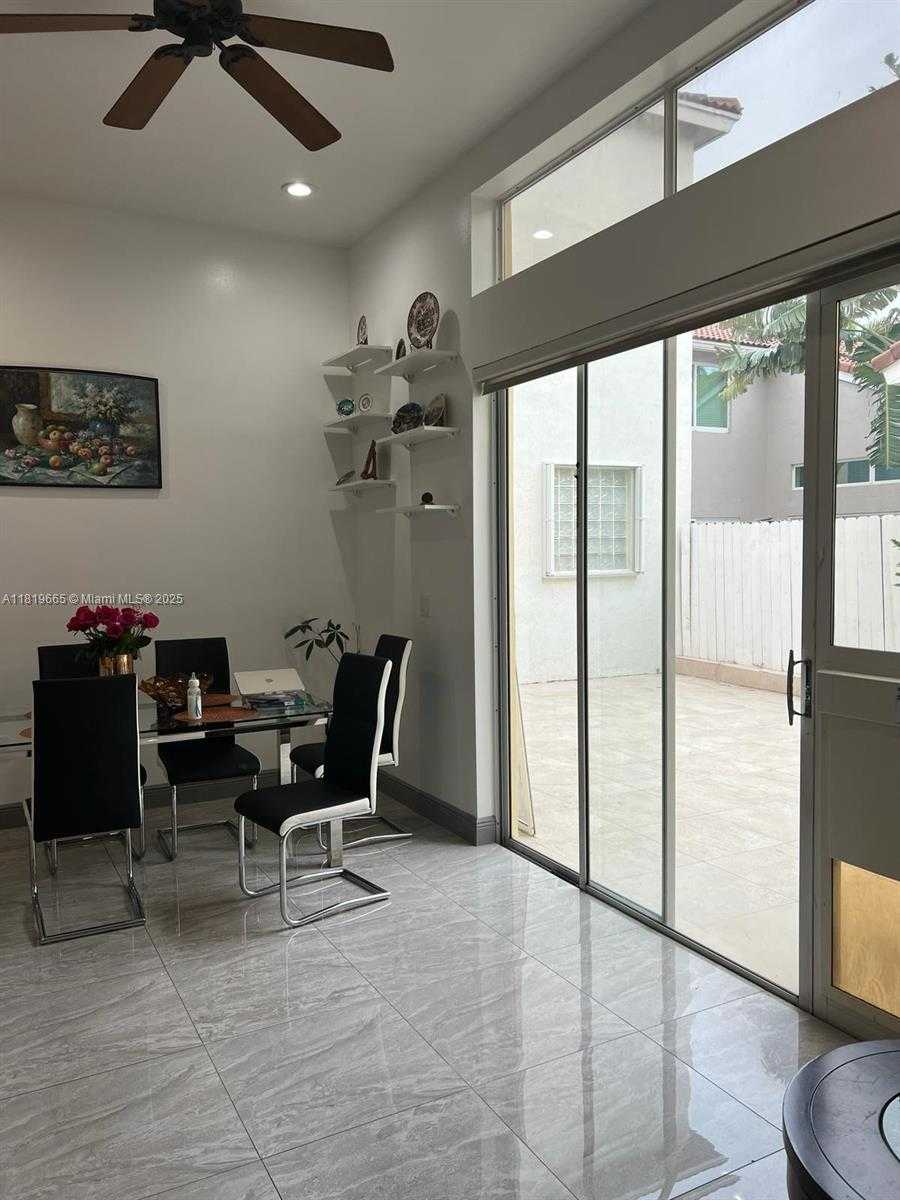 Small Image of 1120 PAPAYA ST, Hollywood Number 4