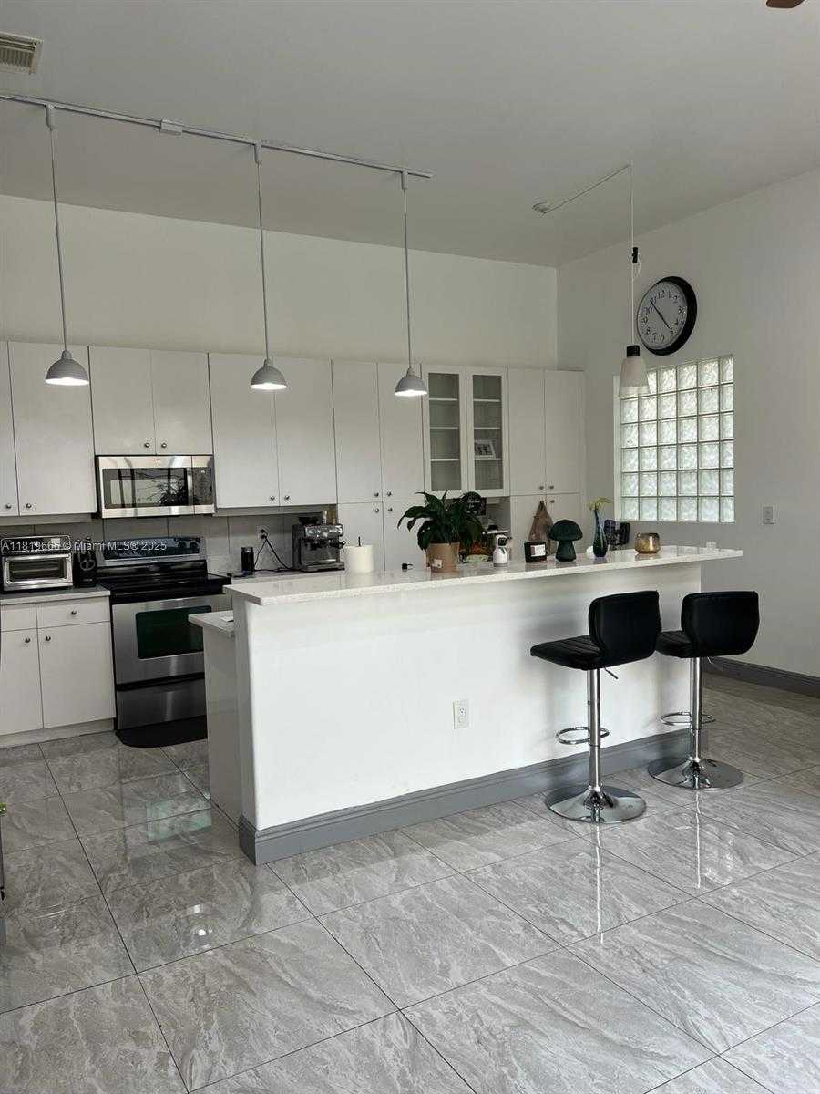 Small Image of 1120 PAPAYA ST, Hollywood Number 5