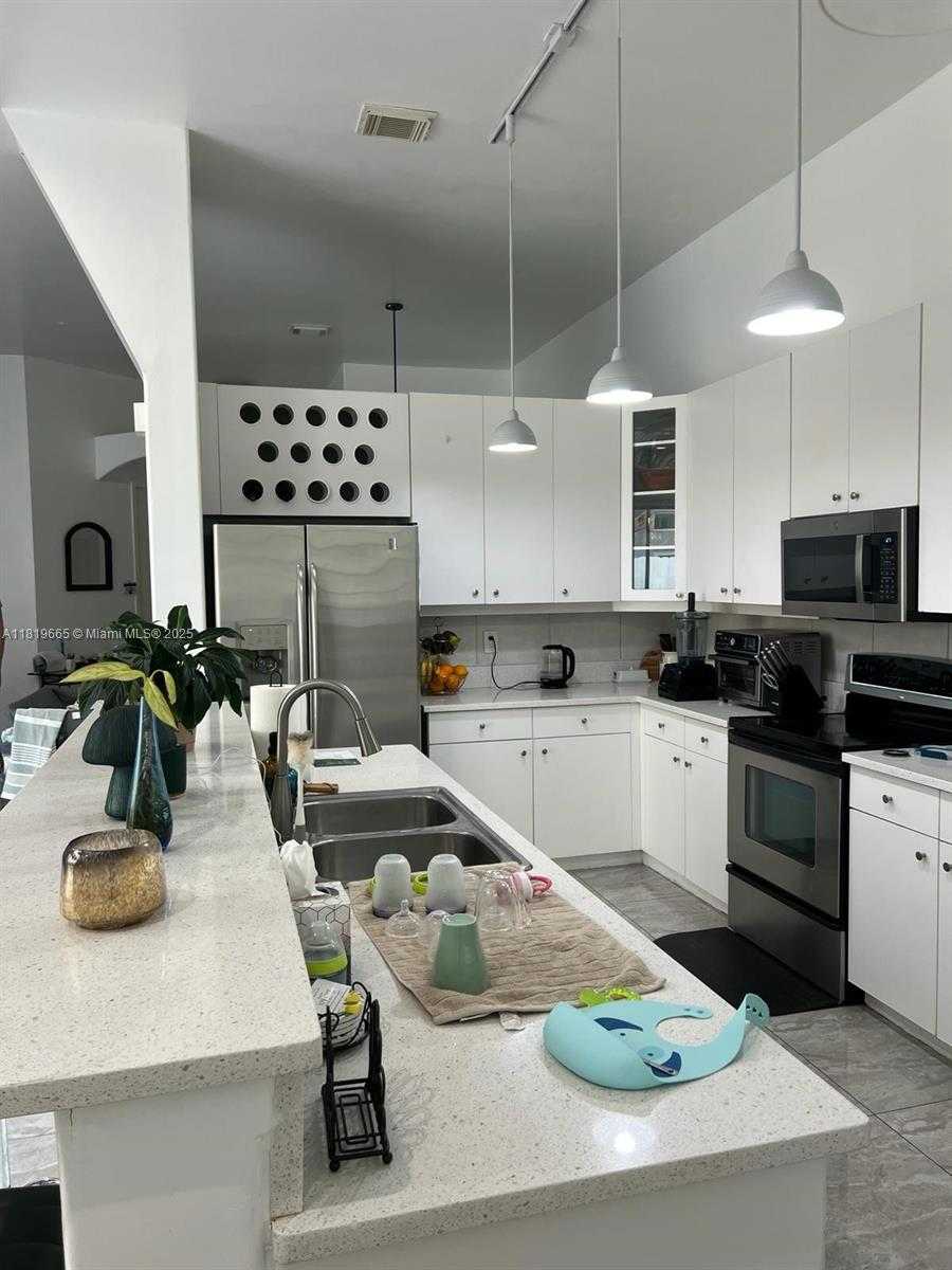 Small Image of 1120 PAPAYA ST, Hollywood Number 6