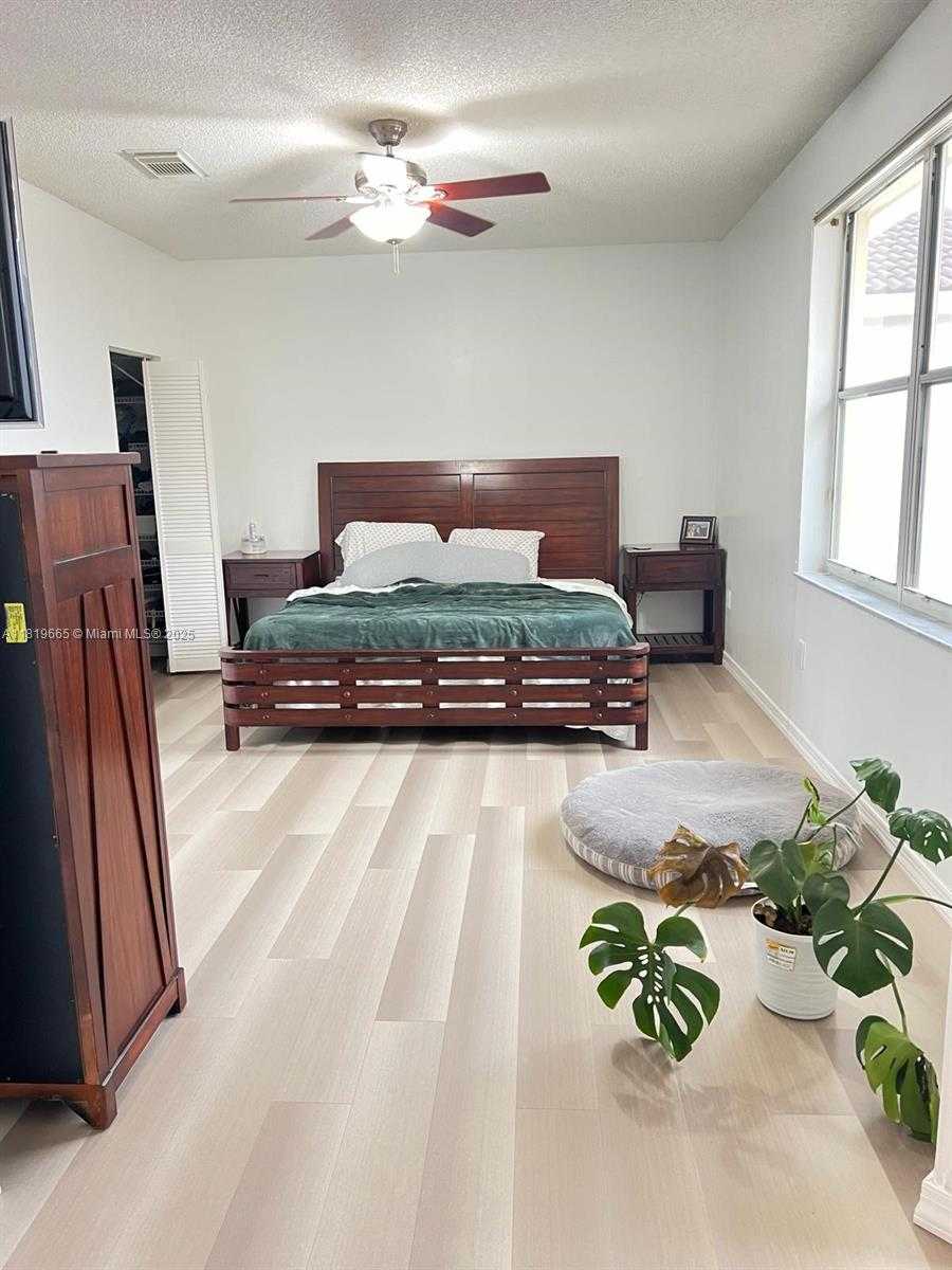 Small Image of 1120 PAPAYA ST, Hollywood Number 7