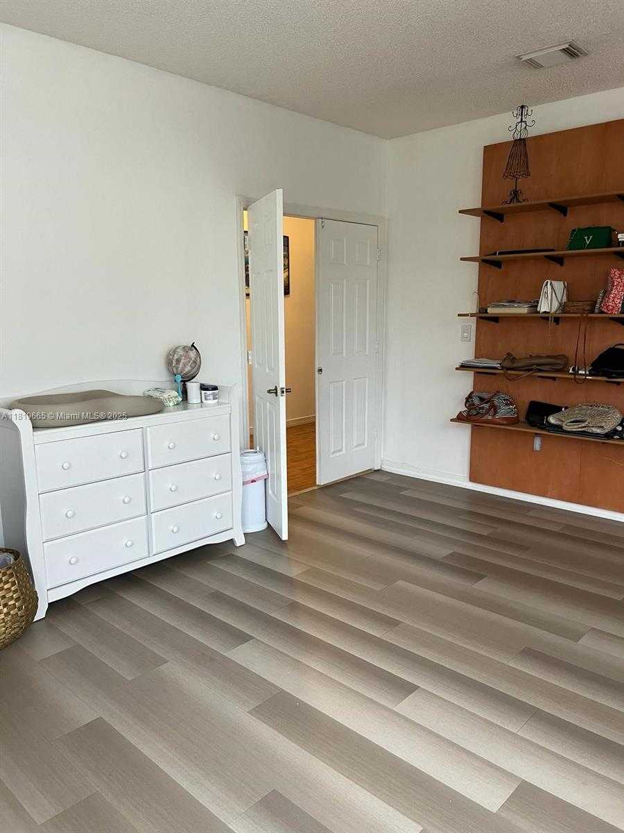 Small Image of 1120 PAPAYA ST, Hollywood Number 8