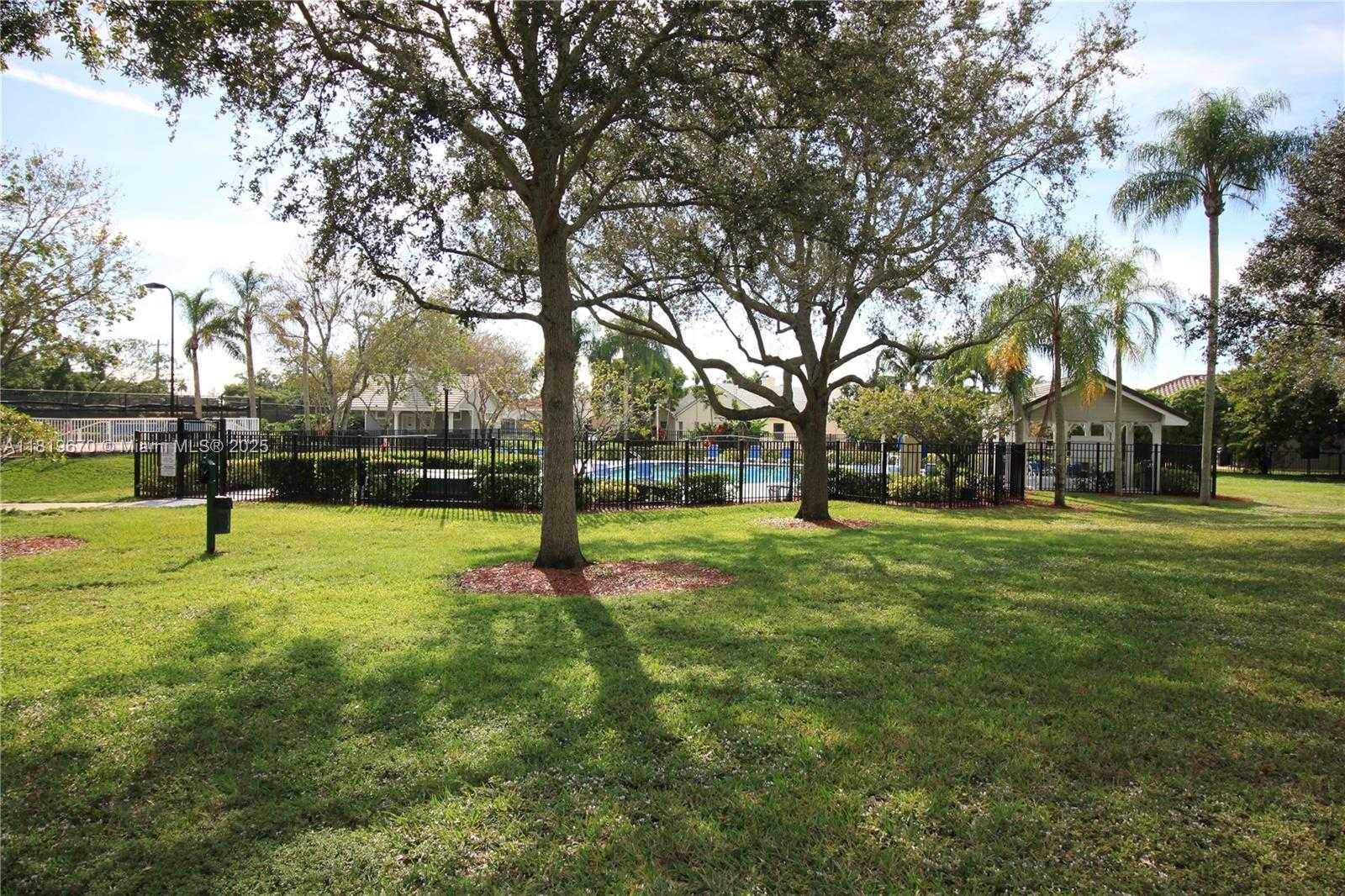 Small Image of 3320 MAPLE LN, Davie Number 32
