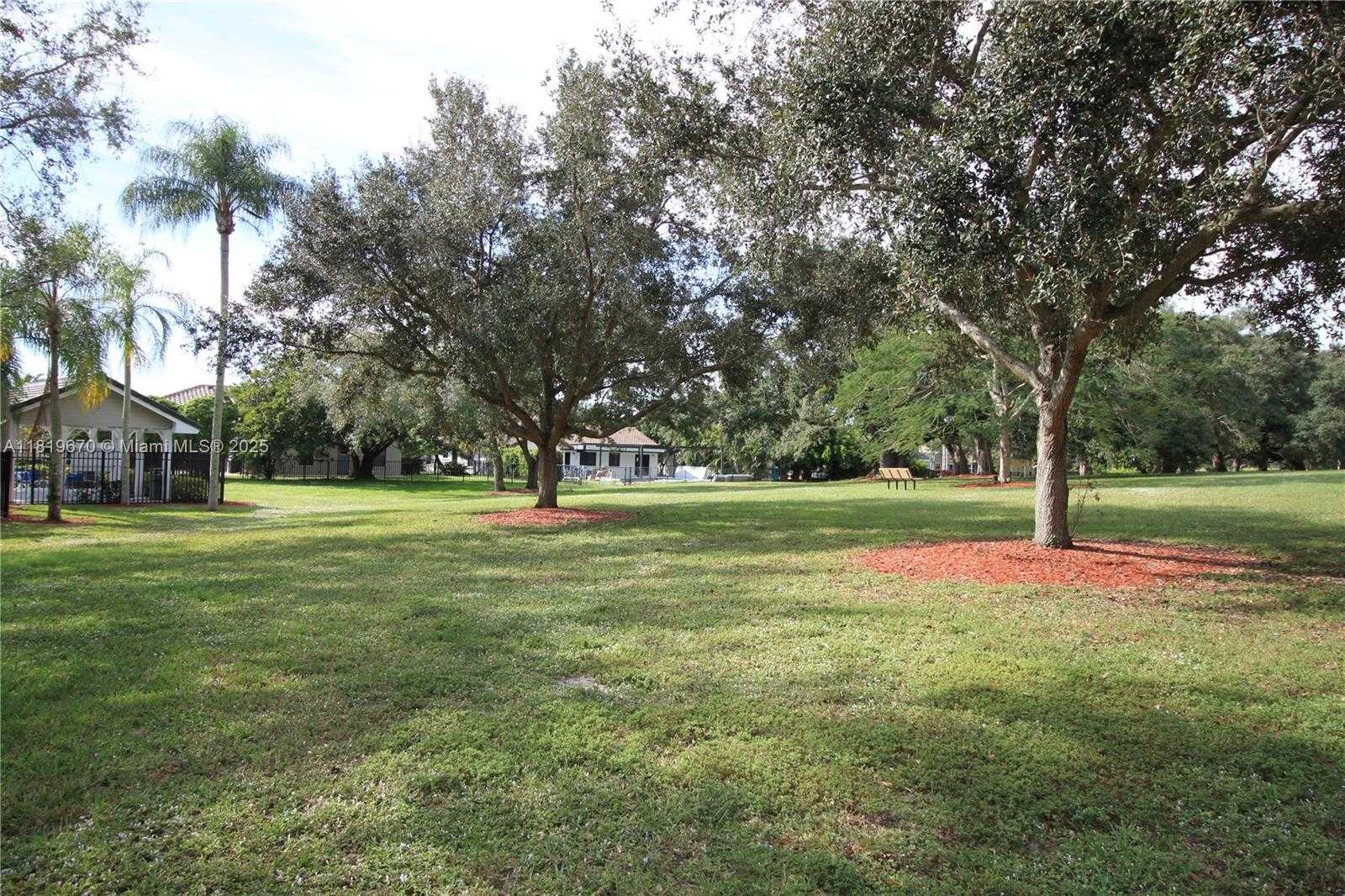Small Image of 3320 MAPLE LN, Davie Number 36