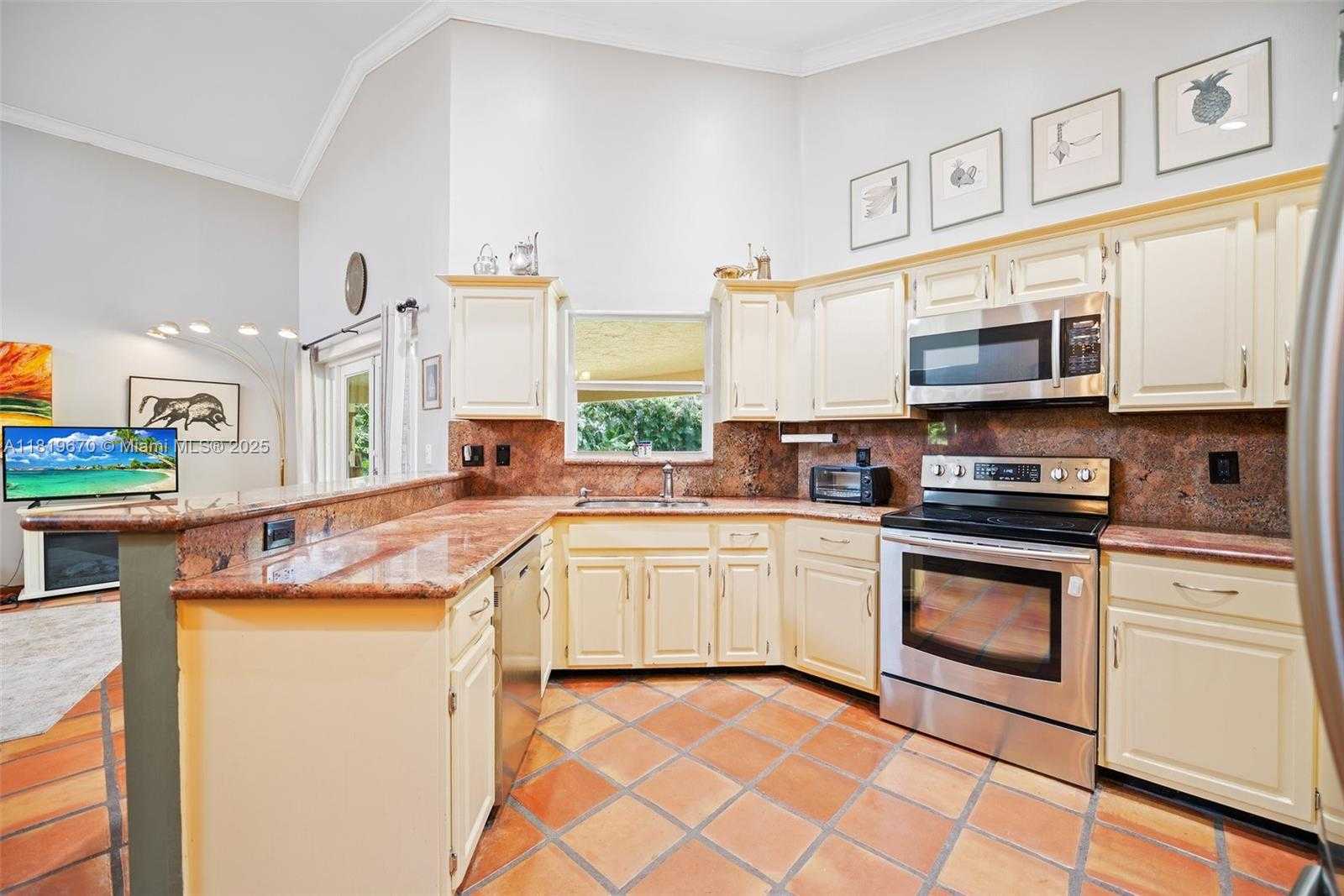 Small Image of 3320 MAPLE LN, Davie Number 6