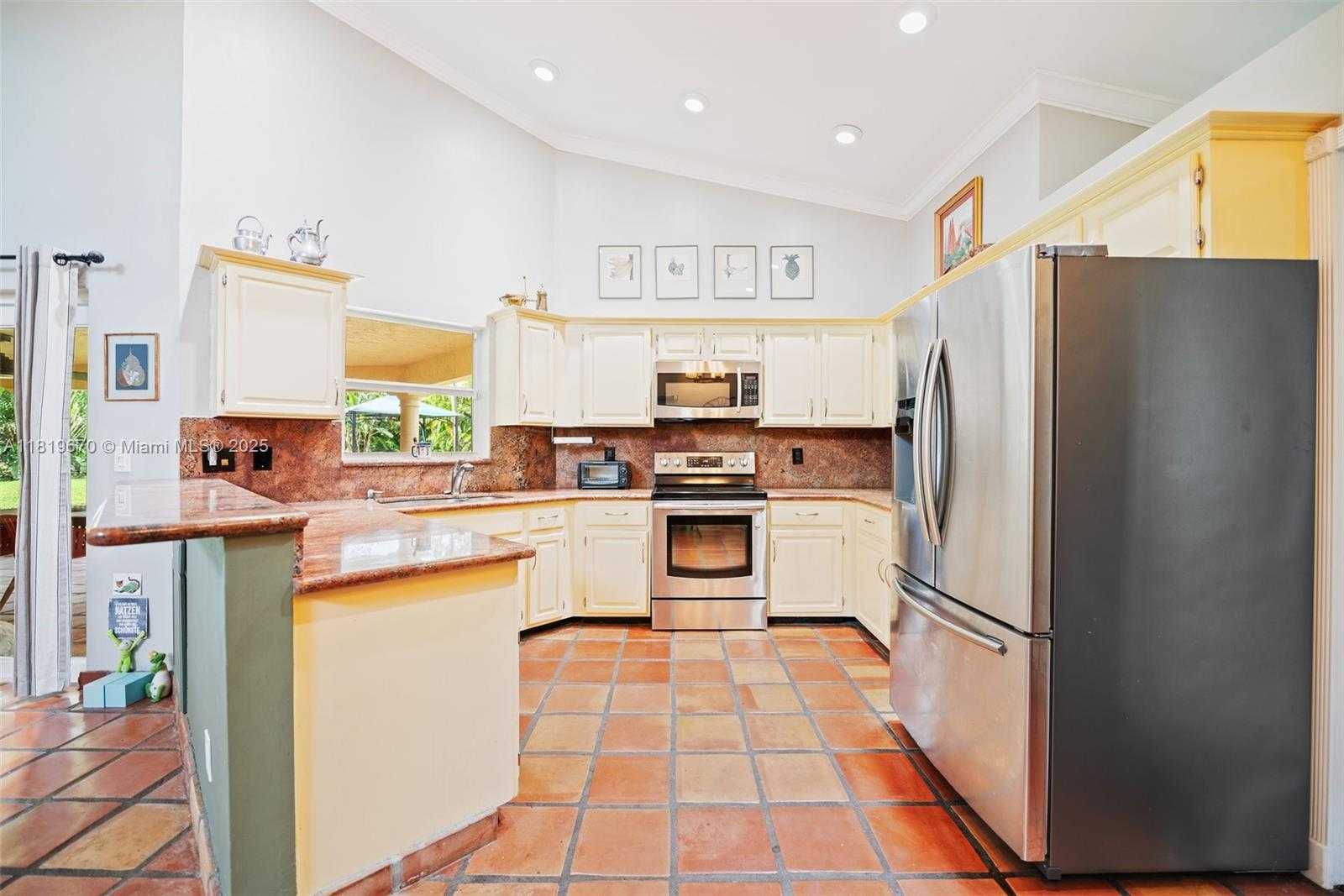 Small Image of 3320 MAPLE LN, Davie Number 8