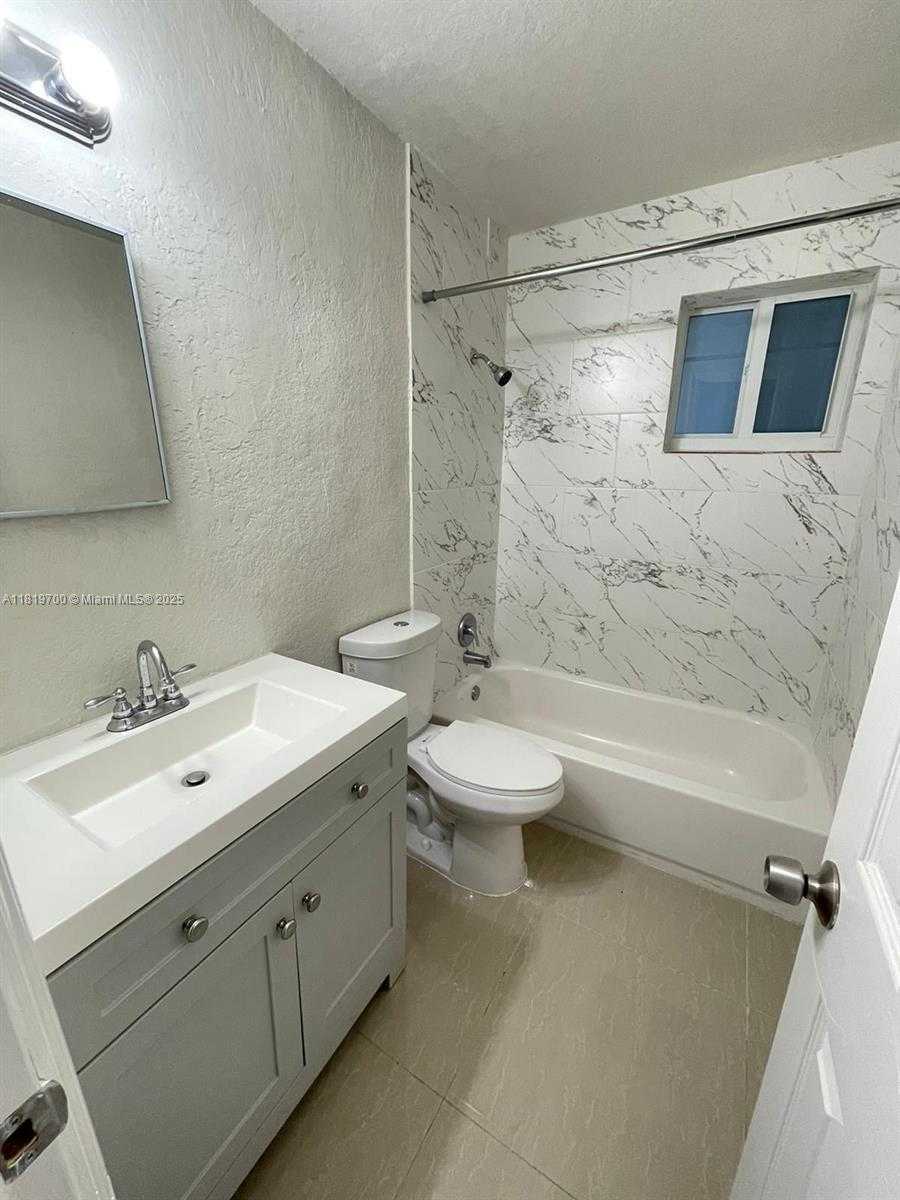 Small Image of 2720 NW 2nd St, Pompano Beach, FL 33069, USA Number 10
