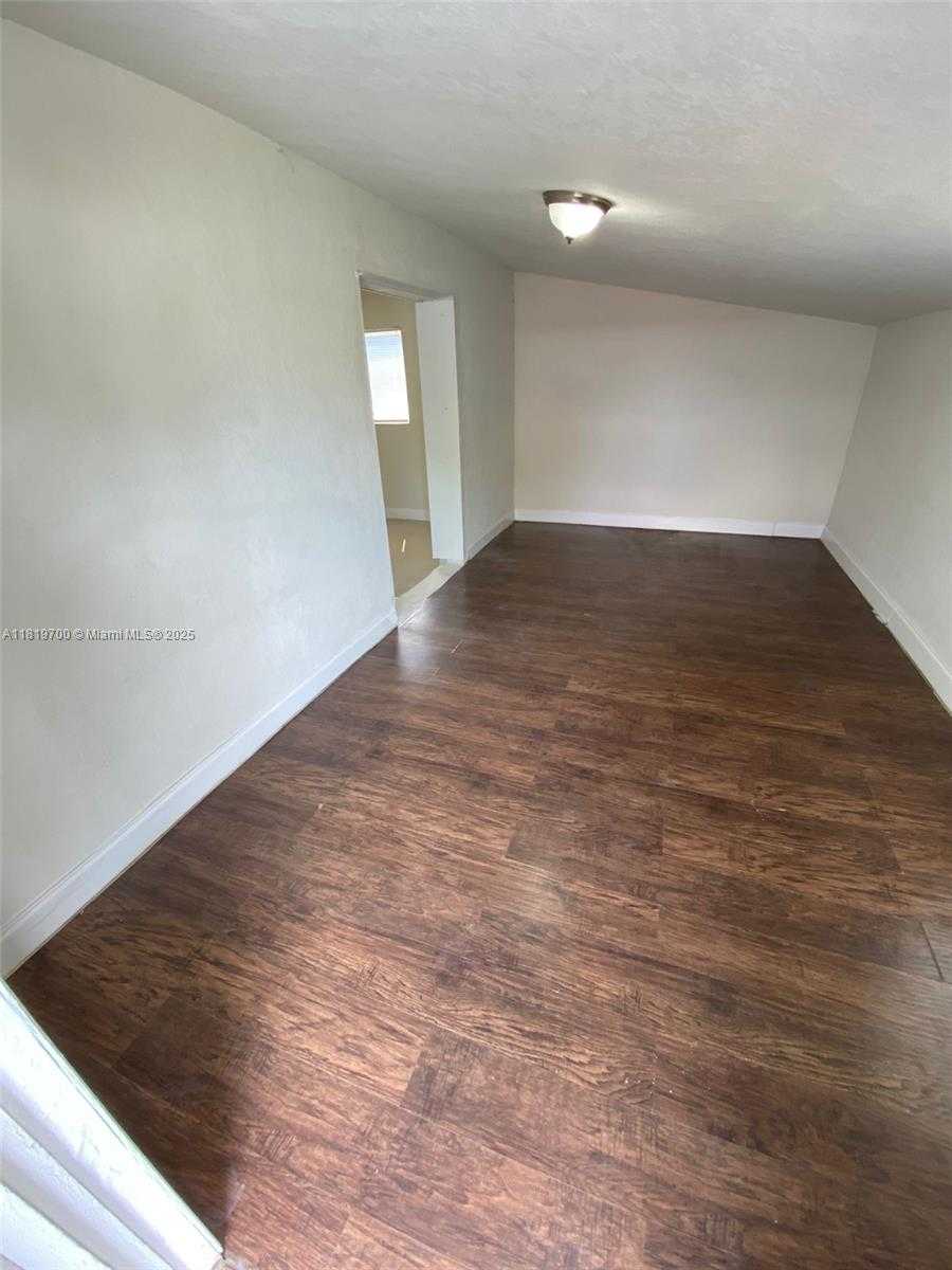 Small Image of 2720 NW 2nd St, Pompano Beach, FL 33069, USA Number 11