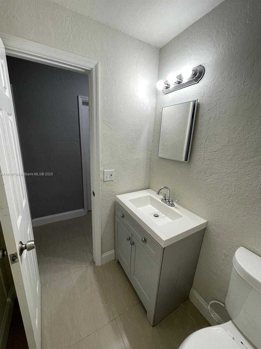 Small Image of 2720 NW 2nd St, Pompano Beach, FL 33069, USA Number 14