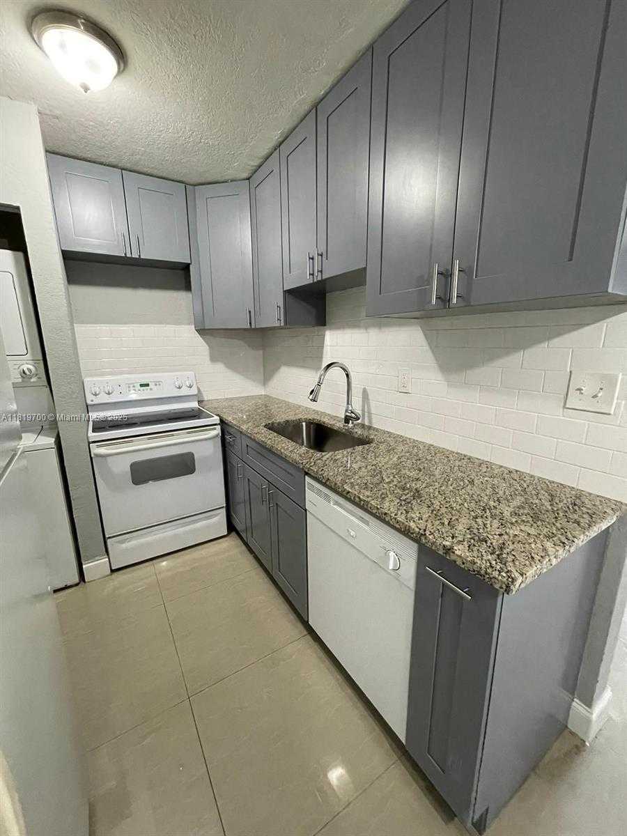 Small Image of 2720 NW 2nd St, Pompano Beach, FL 33069, USA Number 2
