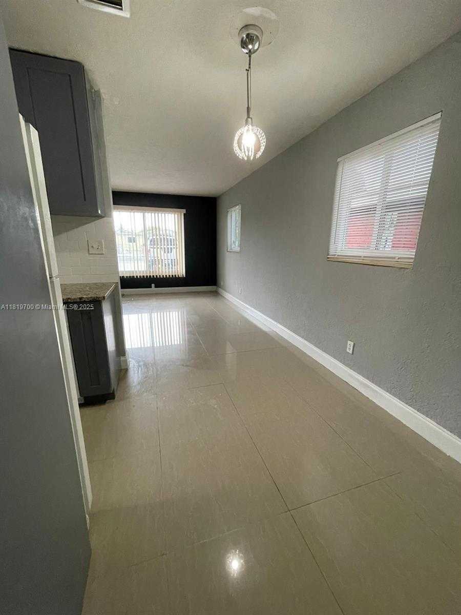Small Image of 2720 NW 2nd St, Pompano Beach, FL 33069, USA Number 3