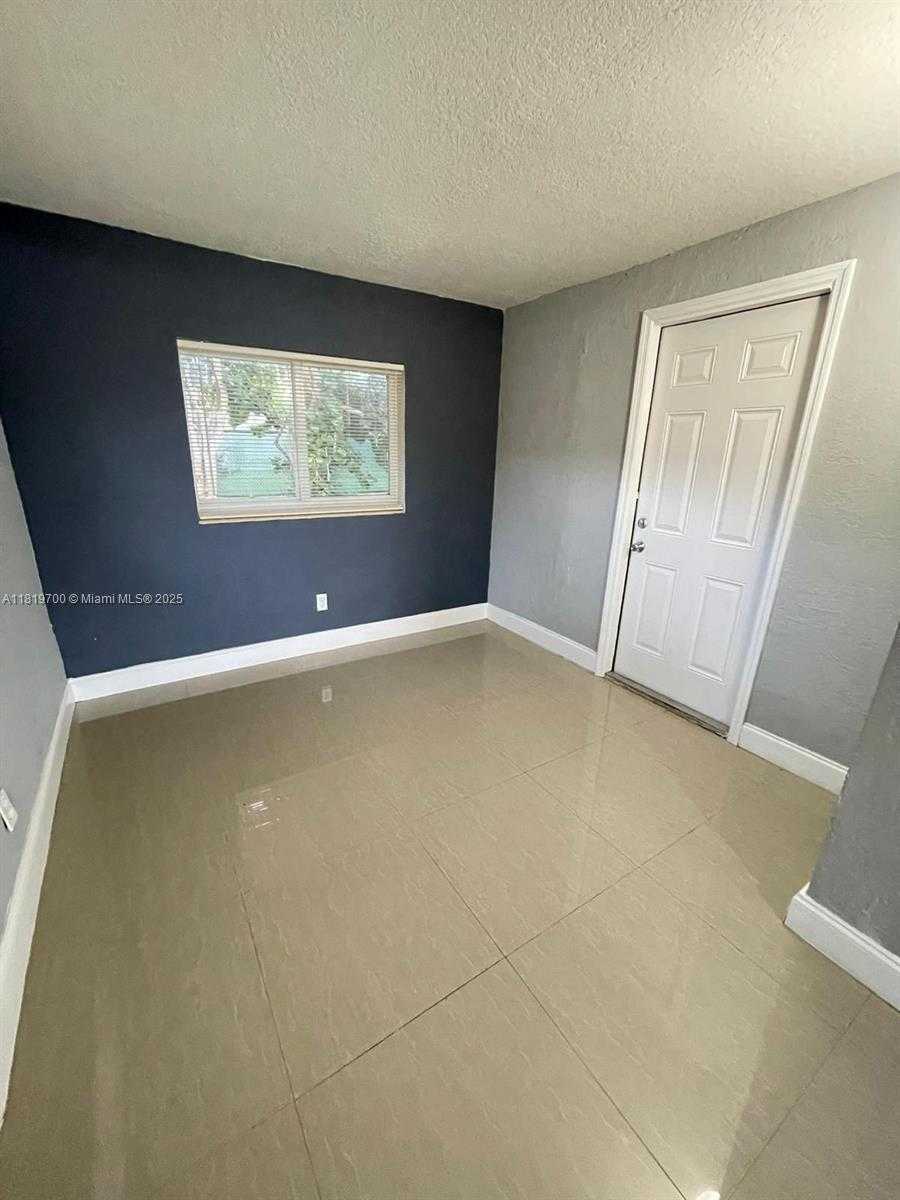 Small Image of 2720 NW 2nd St, Pompano Beach, FL 33069, USA Number 4