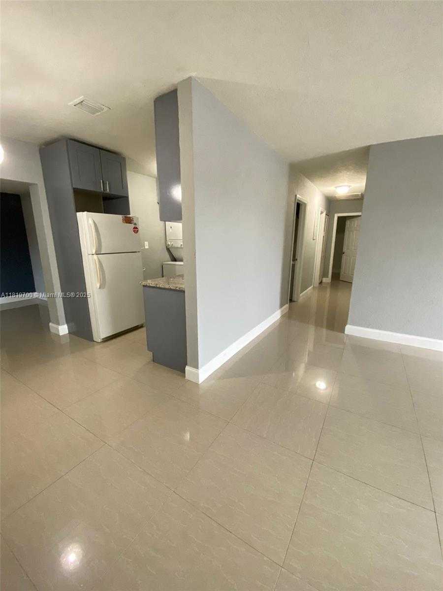 Small Image of 2720 NW 2nd St, Pompano Beach, FL 33069, USA Number 5