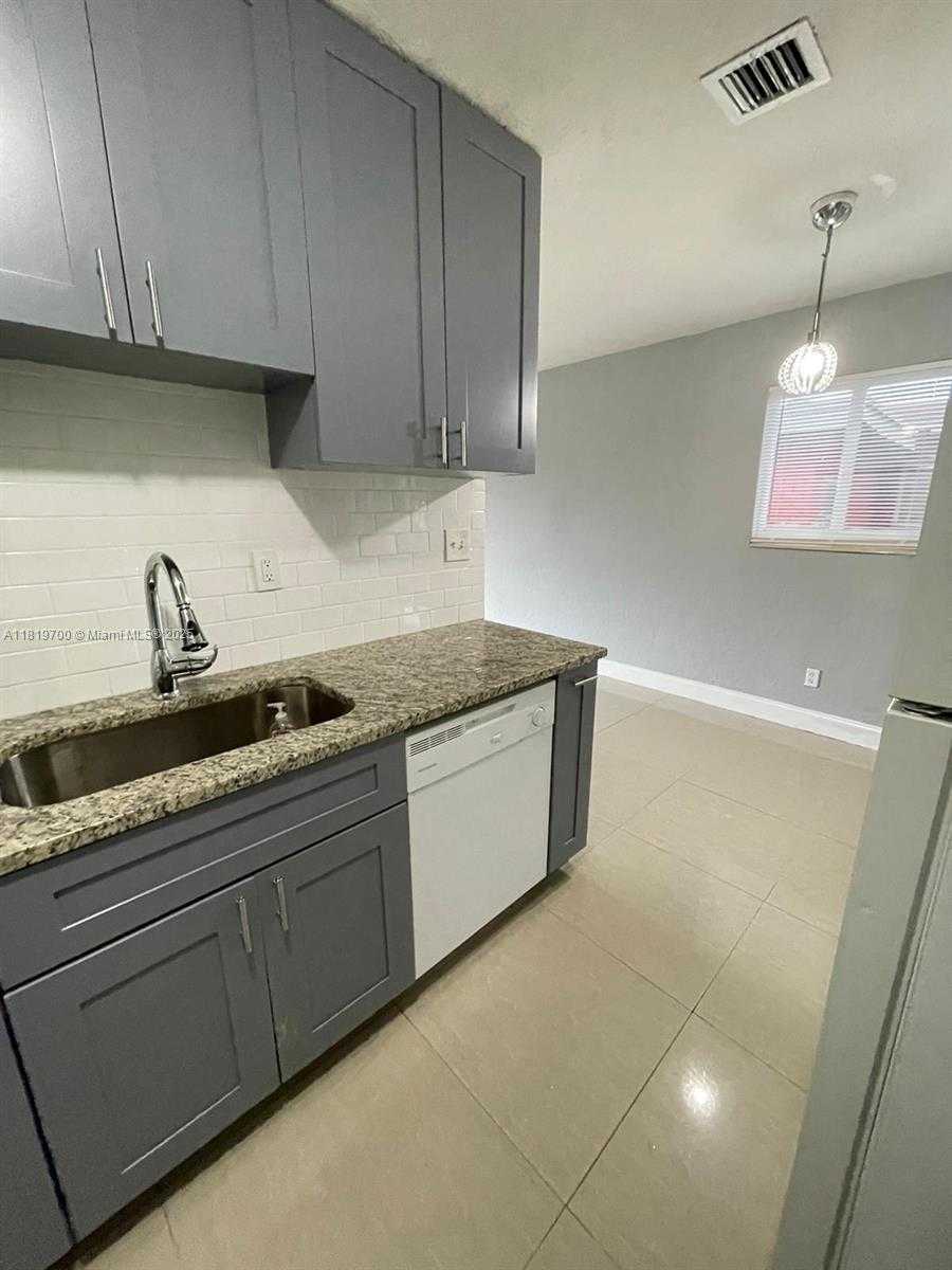 Small Image of 2720 NW 2nd St, Pompano Beach, FL 33069, USA Number 7