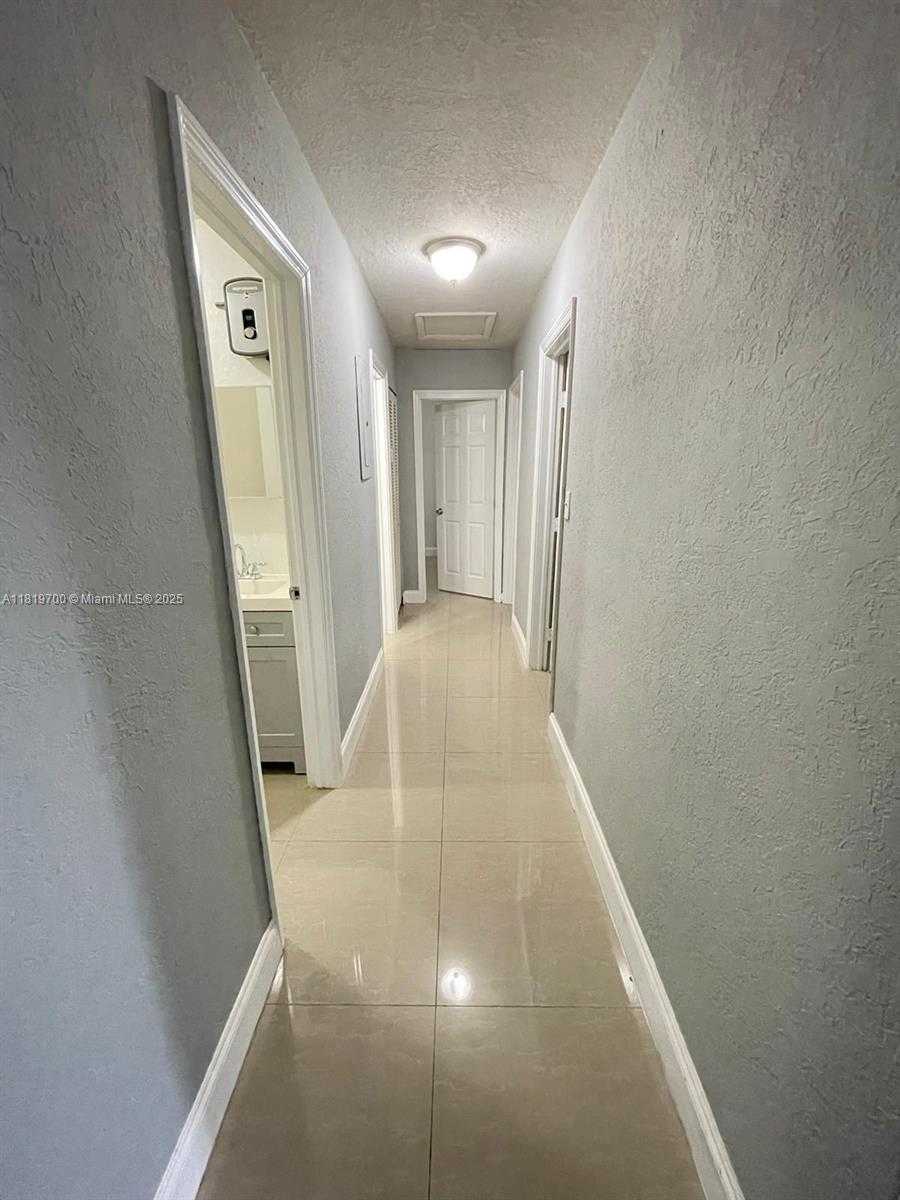 Small Image of 2720 NW 2nd St, Pompano Beach, FL 33069, USA Number 8