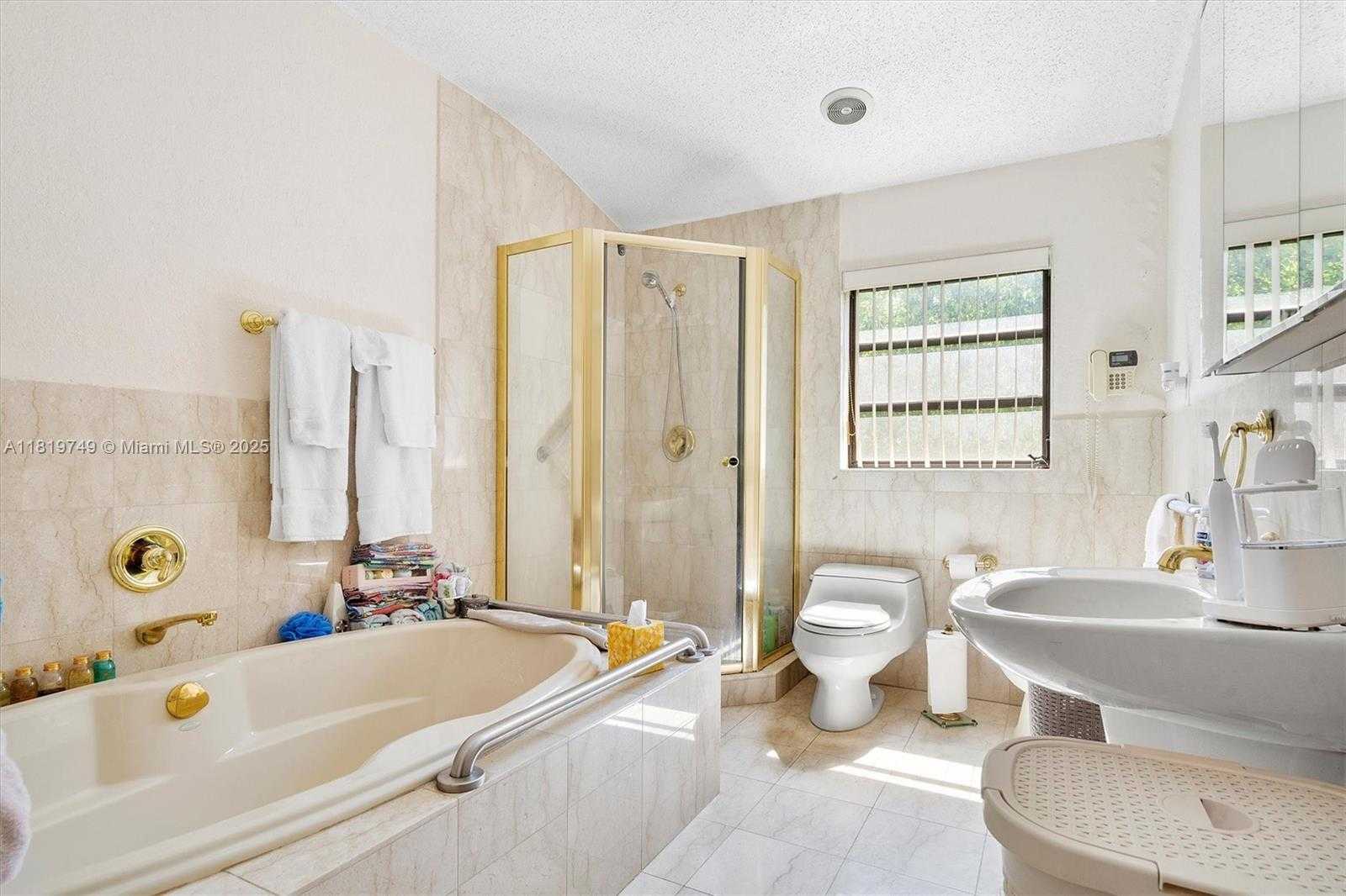Small Image of 96 BAL CROSS DR, Bal Harbour Number 6