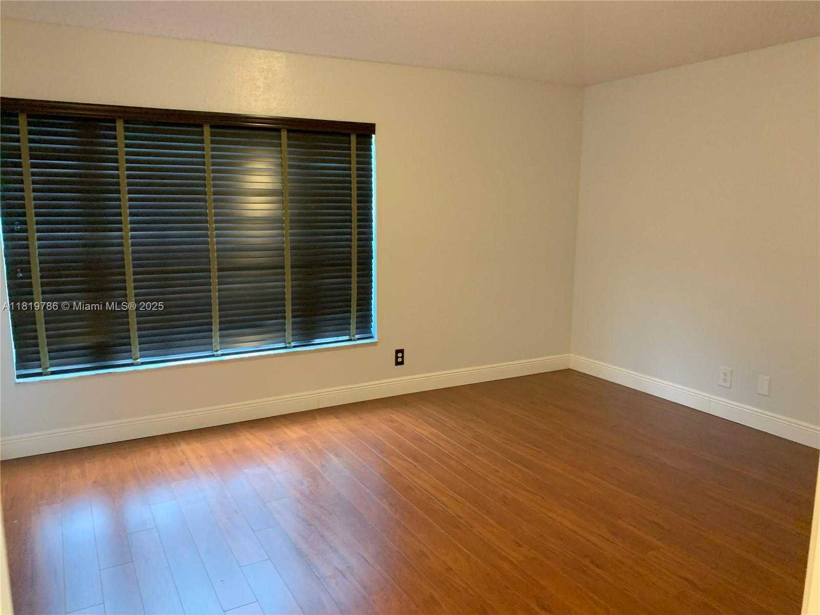 Small Image of 10911 JEWEL BOX LN, Tamarac Number 4