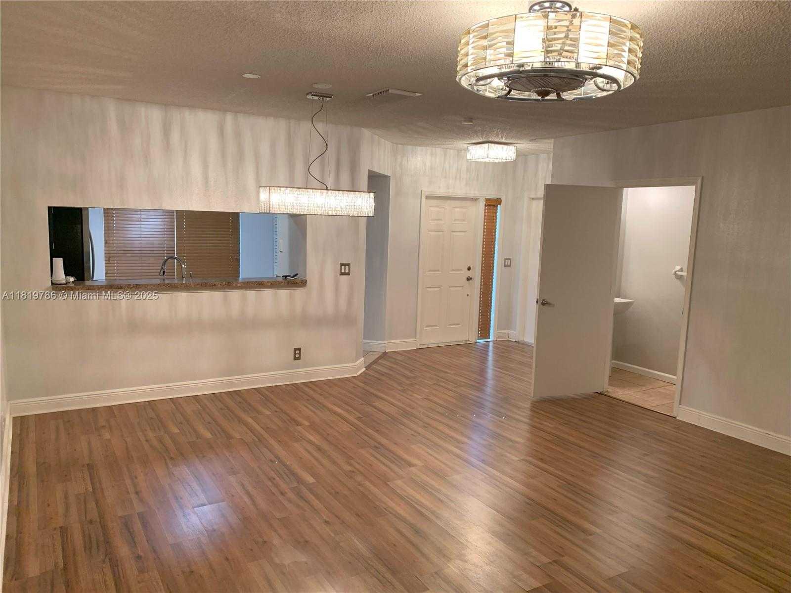Small Image of 10911 JEWEL BOX LN, Tamarac Number 5