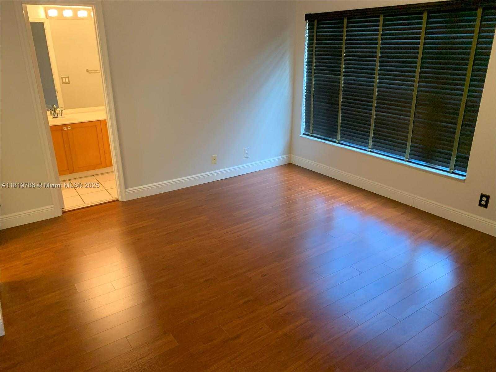 Small Image of 10911 JEWEL BOX LN, Tamarac Number 8