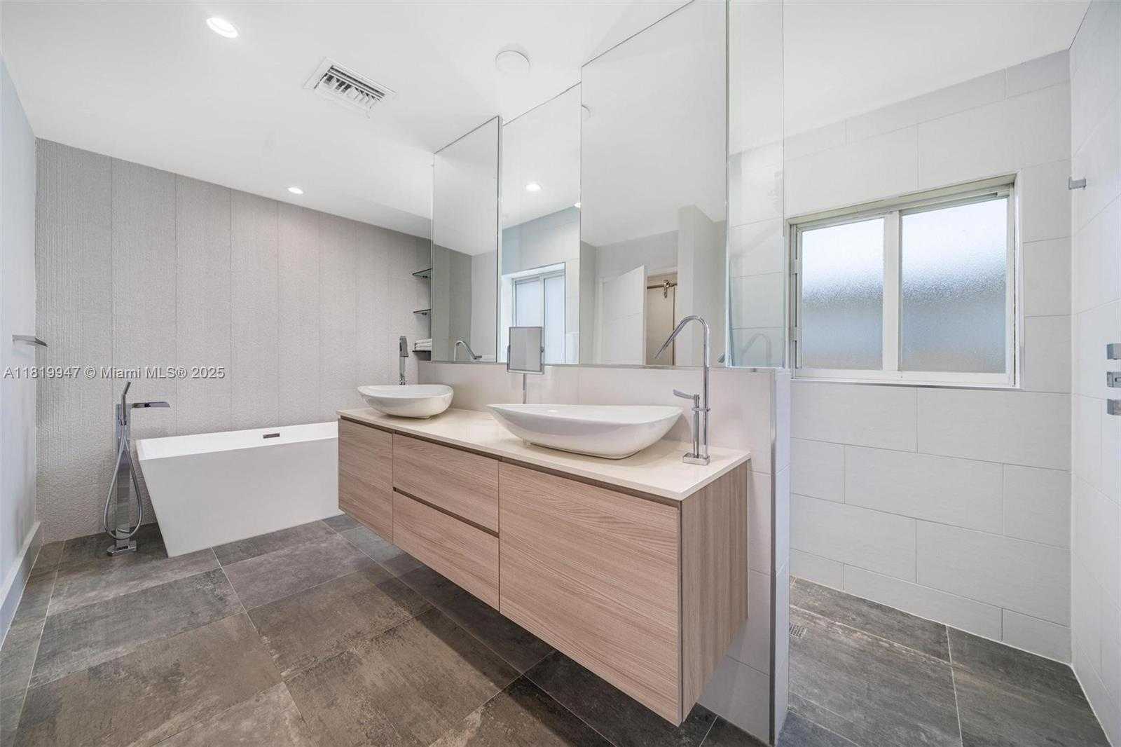 Small Image of 7755 NOREMAC AVE, Miami Beach Number 10