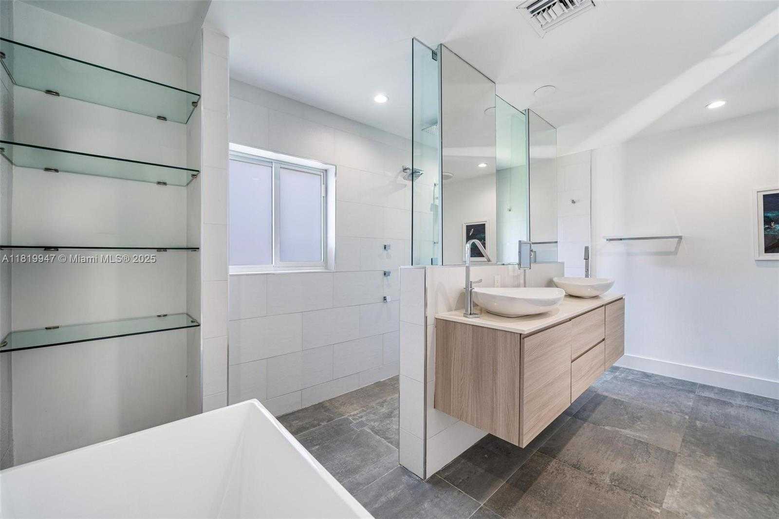 Small Image of 7755 NOREMAC AVE, Miami Beach Number 11
